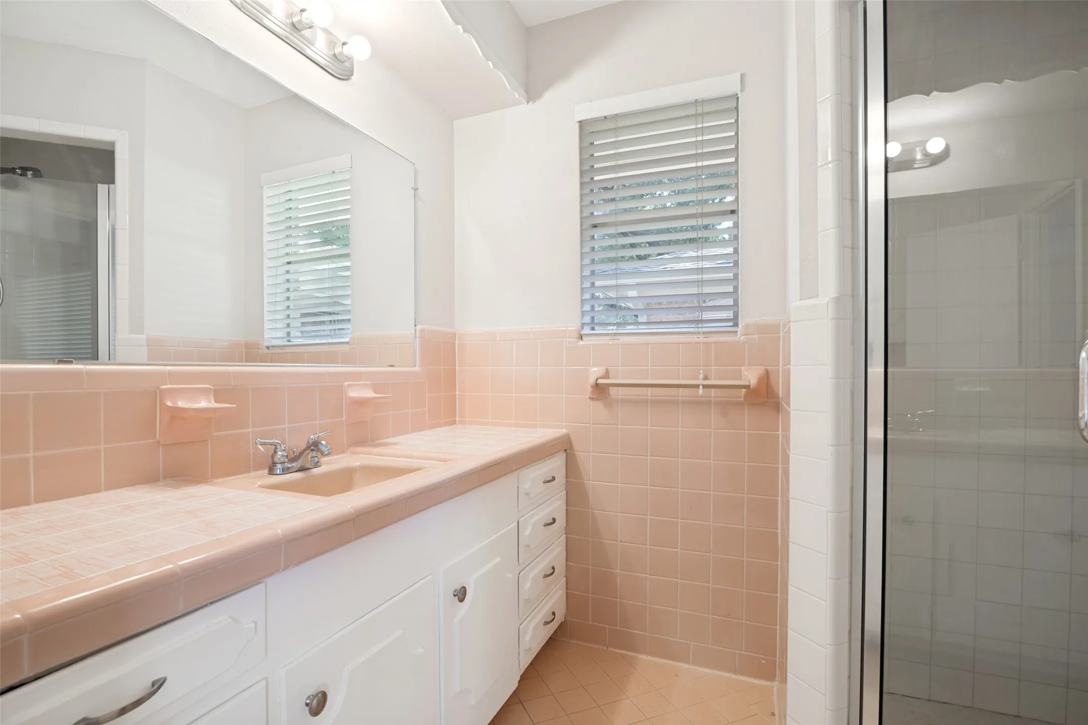 Duplex For Rent in Dallas County , 7005 Kingsbury Drive 7005, Dallas, Texas 75231, 2 Bedroom, 2 Bathroom, Garage spaces, 1,368 Sqft, built in 1961, mls#21351639, Real Estate Agent in Dallas, Homes For Rent in Dallas county, Homes For Rent in Dallas, Realtor in Dallas Texas, Real Estate Brokerage Independent Realty Texas, Luminita Cordes Realtor