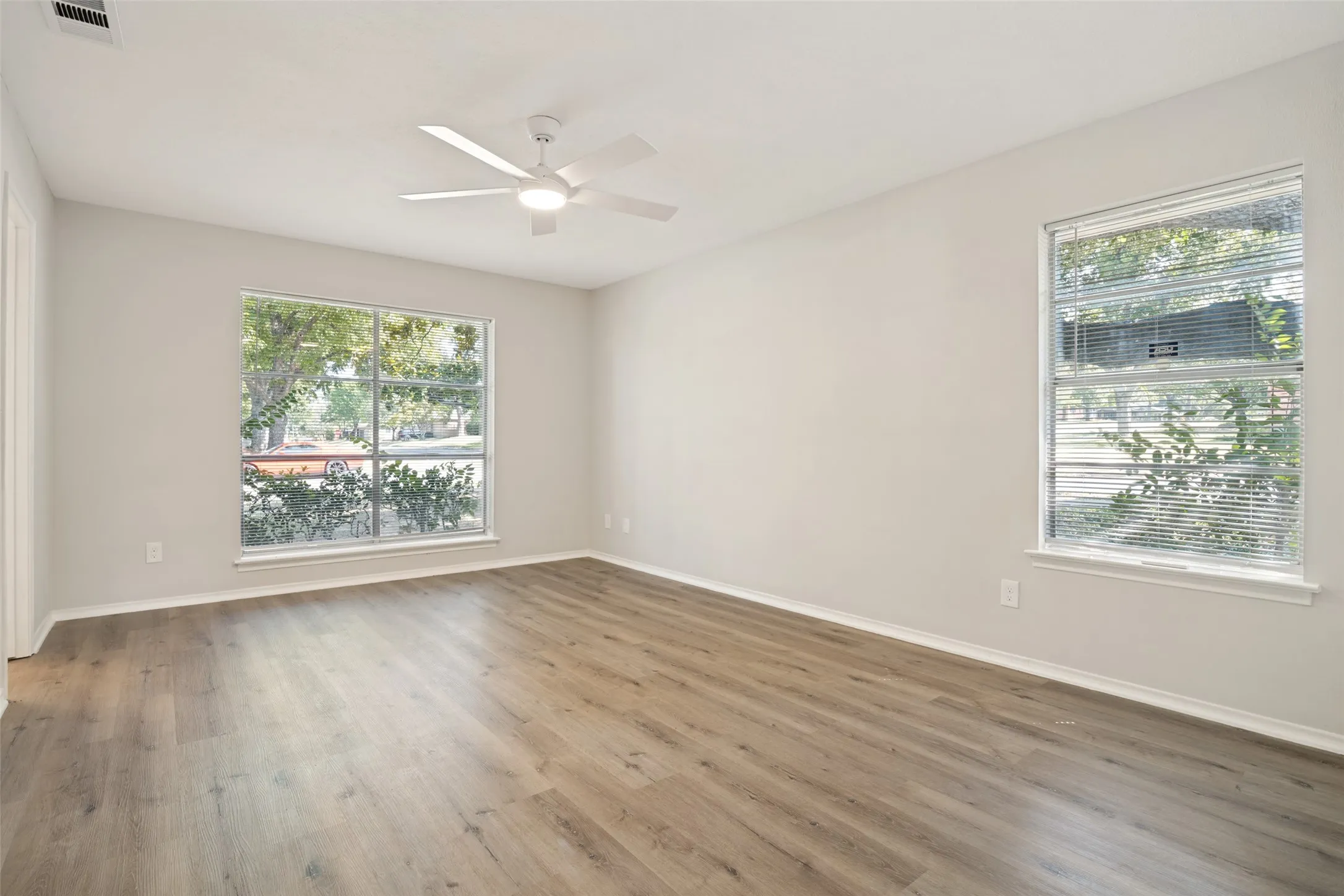 Duplex For Rent in Dallas County , 7003 Kingsbury Drive 7003, Dallas, Texas 75231, 2 Bedroom, 2 Bathroom, 2 Garage spaces, 1,400 Sqft, built in 1961, mls#21350922, Real Estate Agent in Dallas, Homes For Rent in Dallas county, Homes For Rent in Dallas, Realtor in Dallas Texas, Real Estate Brokerage Independent Realty Texas, Luminita Cordes Realtor