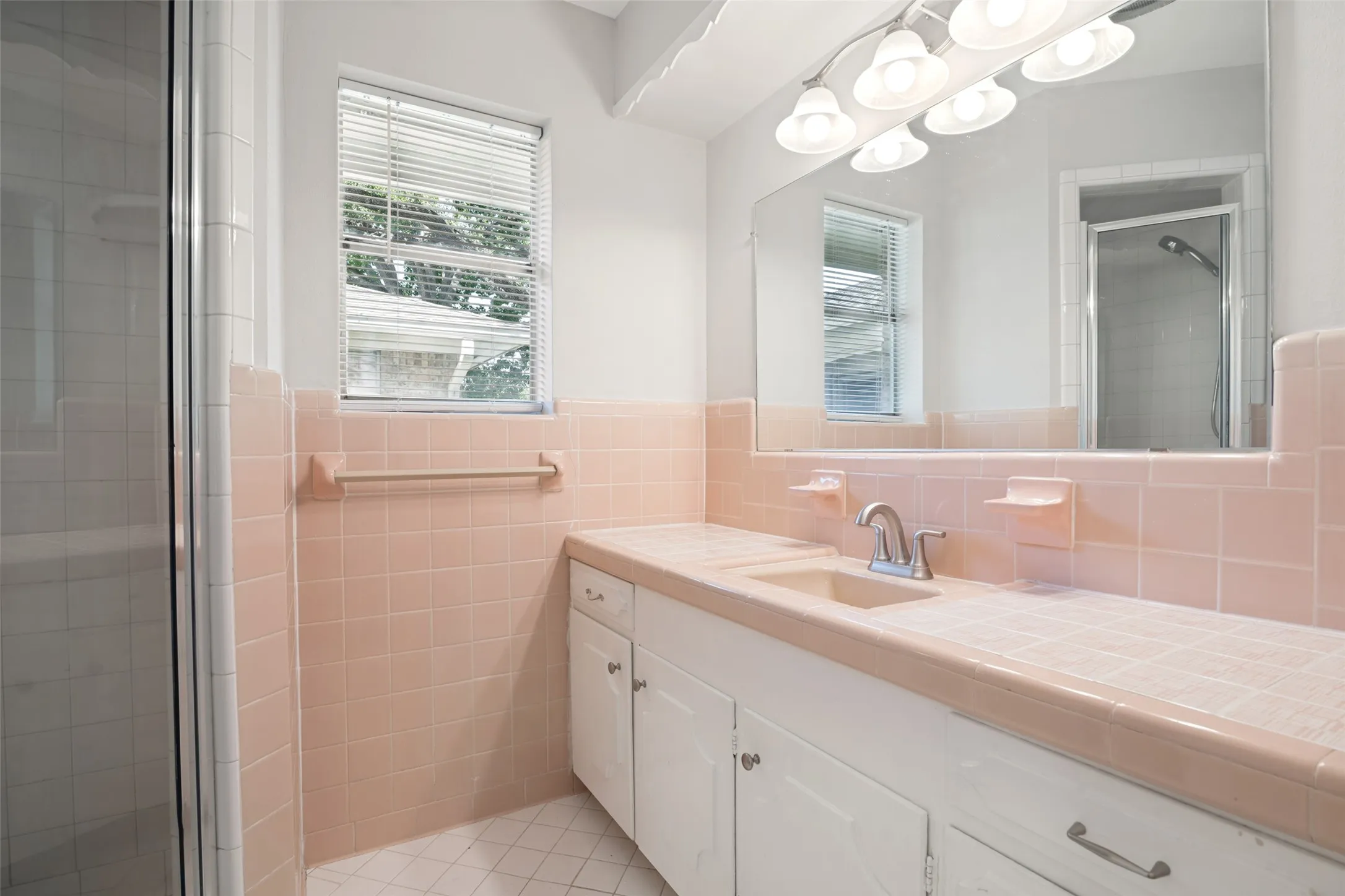 Duplex For Rent in Dallas County , 7003 Kingsbury Drive 7003, Dallas, Texas 75231, 2 Bedroom, 2 Bathroom, 2 Garage spaces, 1,400 Sqft, built in 1961, mls#21350922, Real Estate Agent in Dallas, Homes For Rent in Dallas county, Homes For Rent in Dallas, Realtor in Dallas Texas, Real Estate Brokerage Independent Realty Texas, Luminita Cordes Realtor