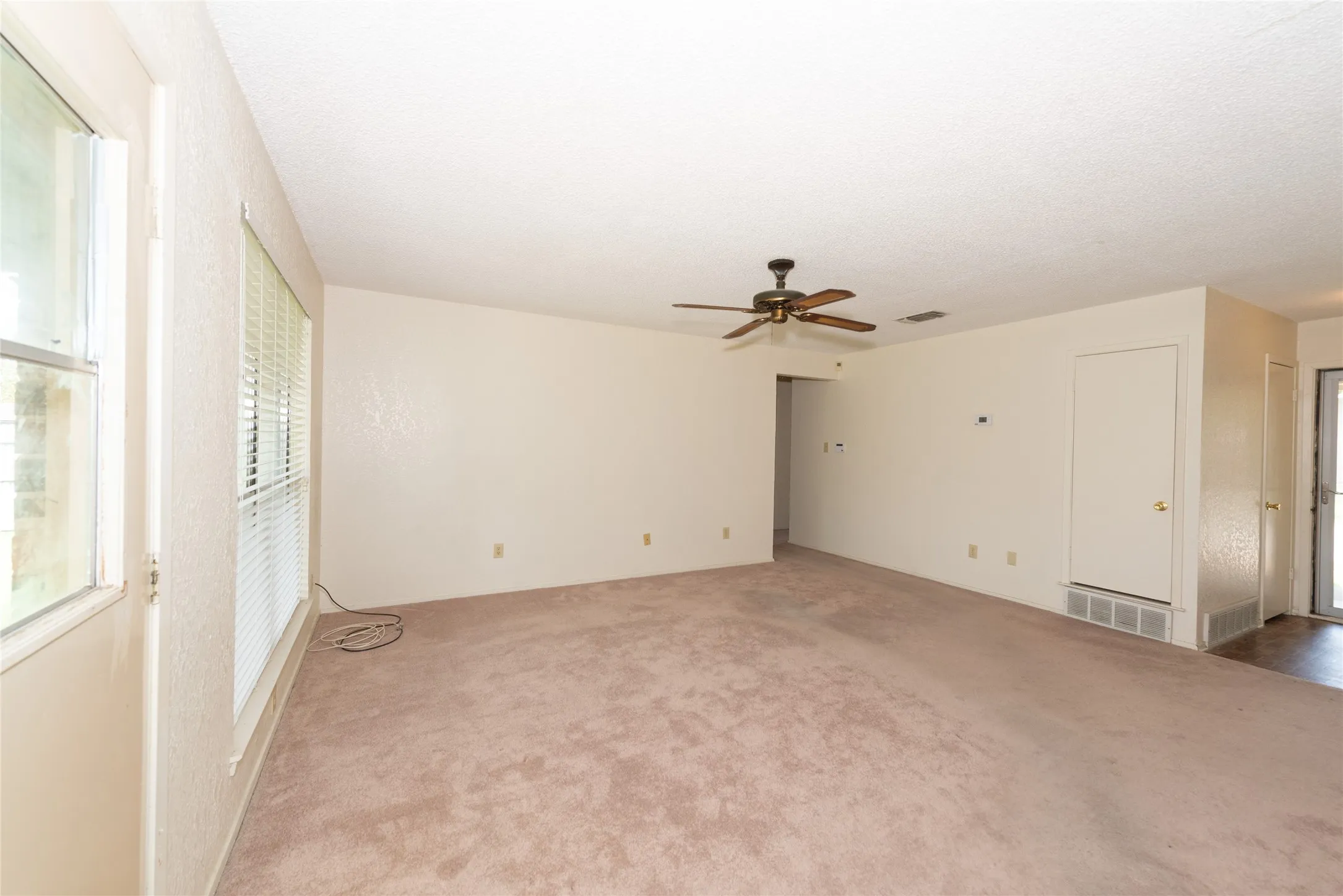Single Family Residence For Sale in Tarrant County , 6412 Rebecca Lane, Watauga, Texas 76148, 3 Bedroom, 2 Bathroom, 2 Garage spaces, 1,044 Sqft, built in 1981, mls#21352327, Real Estate Agent in Watauga, Homes For Sale in Tarrant county, Homes For Sale in Watauga, Realtor in Watauga Texas, Real Estate Brokerage Independent Realty Texas, Luminita Cordes Realtor