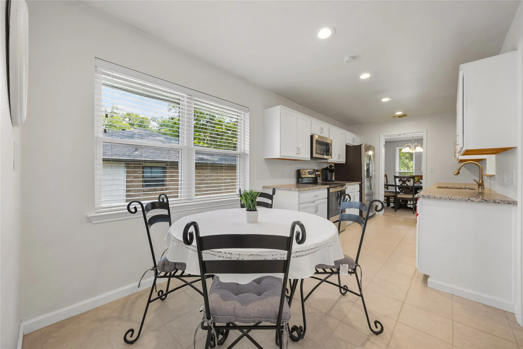Single Family Residence For Sale in Dallas County , 3836 Kiestmeadow Drive, Dallas, Texas 75233, 3 Bedroom, 3 Bathroom, 2 Garage spaces, 2,249 Sqft, built in 1970, mls#21352328, Real Estate Agent in Dallas, Homes For Sale in Dallas county, Homes For Sale in Dallas, Realtor in Dallas Texas, Real Estate Brokerage Independent Realty Texas, Luminita Cordes Realtor