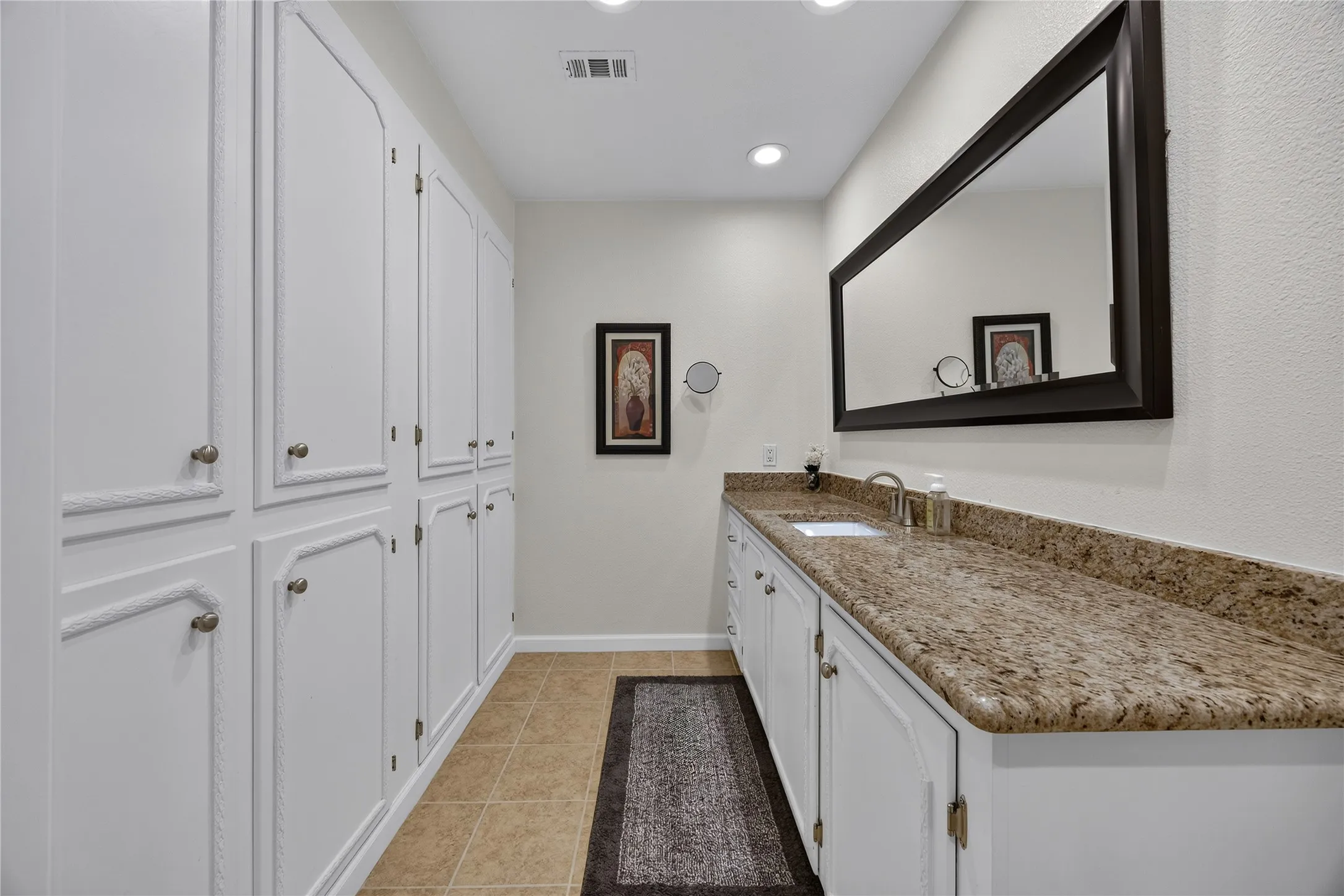 Single Family Residence For Sale in Dallas County , 3836 Kiestmeadow Drive, Dallas, Texas 75233, 3 Bedroom, 3 Bathroom, 2 Garage spaces, 2,249 Sqft, built in 1970, mls#21352328, Real Estate Agent in Dallas, Homes For Sale in Dallas county, Homes For Sale in Dallas, Realtor in Dallas Texas, Real Estate Brokerage Independent Realty Texas, Luminita Cordes Realtor