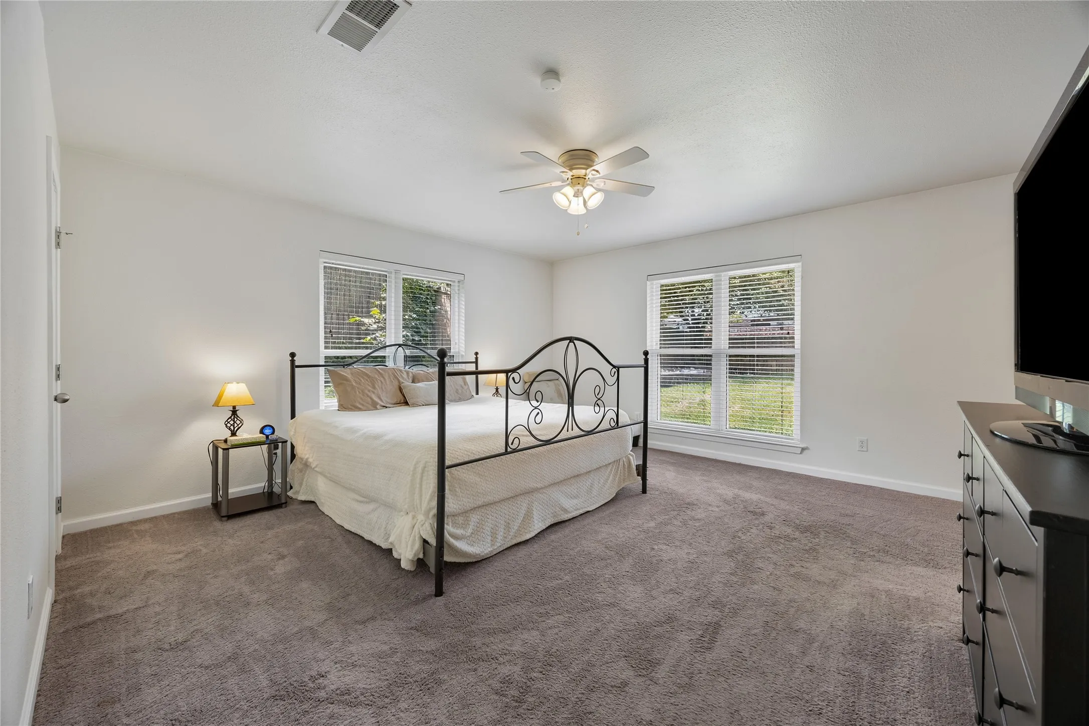 Single Family Residence For Sale in Dallas County , 3836 Kiestmeadow Drive, Dallas, Texas 75233, 3 Bedroom, 3 Bathroom, 2 Garage spaces, 2,249 Sqft, built in 1970, mls#21352328, Real Estate Agent in Dallas, Homes For Sale in Dallas county, Homes For Sale in Dallas, Realtor in Dallas Texas, Real Estate Brokerage Independent Realty Texas, Luminita Cordes Realtor