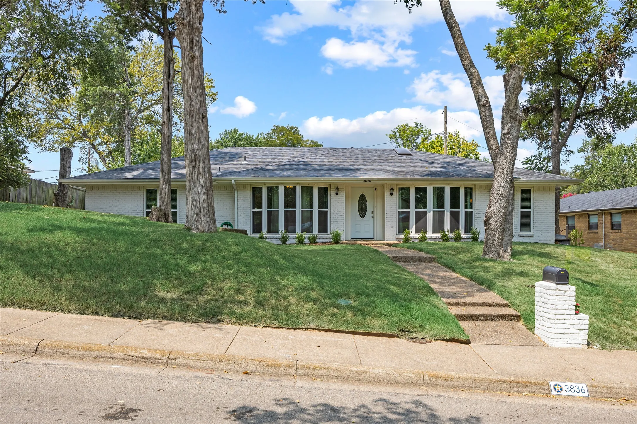 Single Family Residence For Sale in Dallas County , 3836 Kiestmeadow Drive, Dallas, Texas 75233, 3 Bedroom, 3 Bathroom, 2 Garage spaces, 2,249 Sqft, built in 1970, mls#21352328, Real Estate Agent in Dallas, Homes For Sale in Dallas county, Homes For Sale in Dallas, Realtor in Dallas Texas, Real Estate Brokerage Independent Realty Texas, Luminita Cordes Realtor