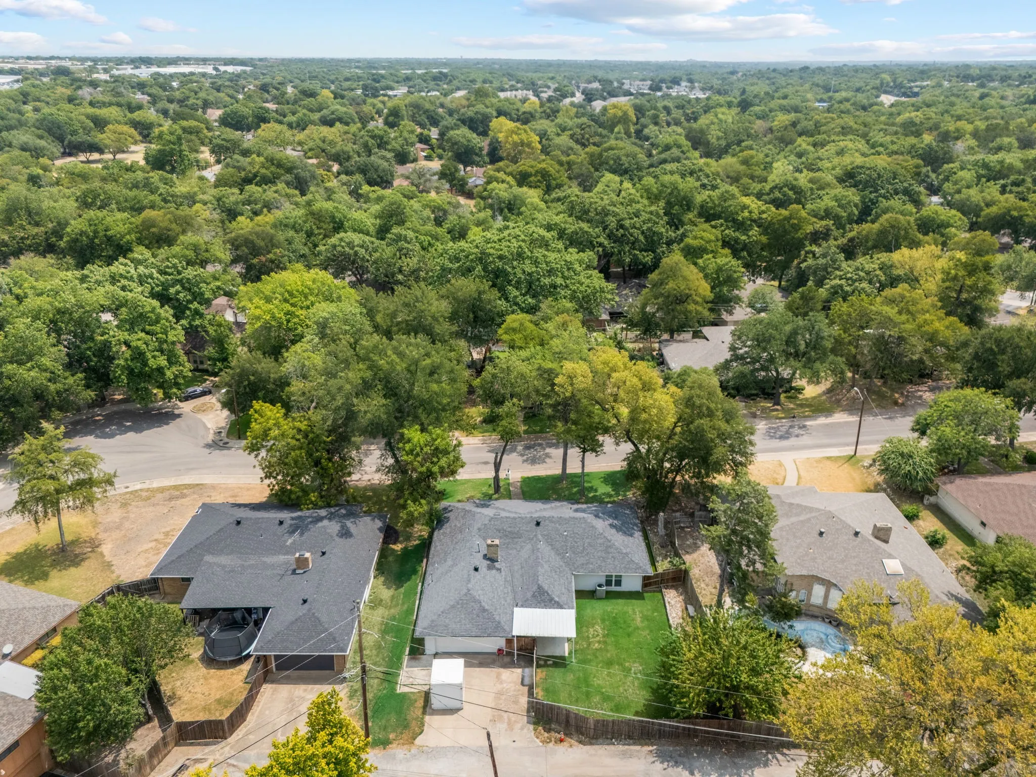 Single Family Residence For Sale in Dallas County , 3836 Kiestmeadow Drive, Dallas, Texas 75233, 3 Bedroom, 3 Bathroom, 2 Garage spaces, 2,249 Sqft, built in 1970, mls#21352328, Real Estate Agent in Dallas, Homes For Sale in Dallas county, Homes For Sale in Dallas, Realtor in Dallas Texas, Real Estate Brokerage Independent Realty Texas, Luminita Cordes Realtor