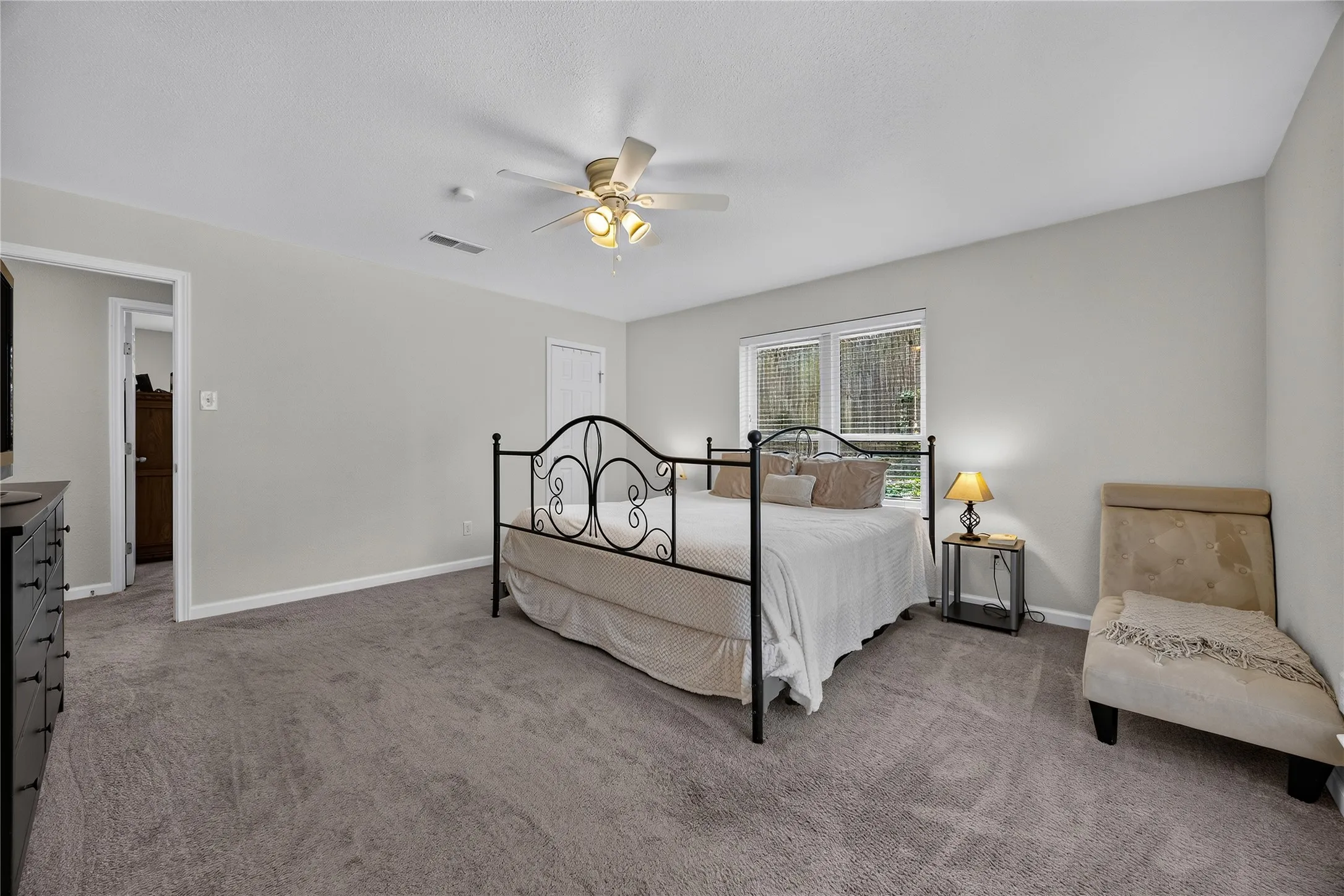 Single Family Residence For Sale in Dallas County , 3836 Kiestmeadow Drive, Dallas, Texas 75233, 3 Bedroom, 3 Bathroom, 2 Garage spaces, 2,249 Sqft, built in 1970, mls#21352328, Real Estate Agent in Dallas, Homes For Sale in Dallas county, Homes For Sale in Dallas, Realtor in Dallas Texas, Real Estate Brokerage Independent Realty Texas, Luminita Cordes Realtor