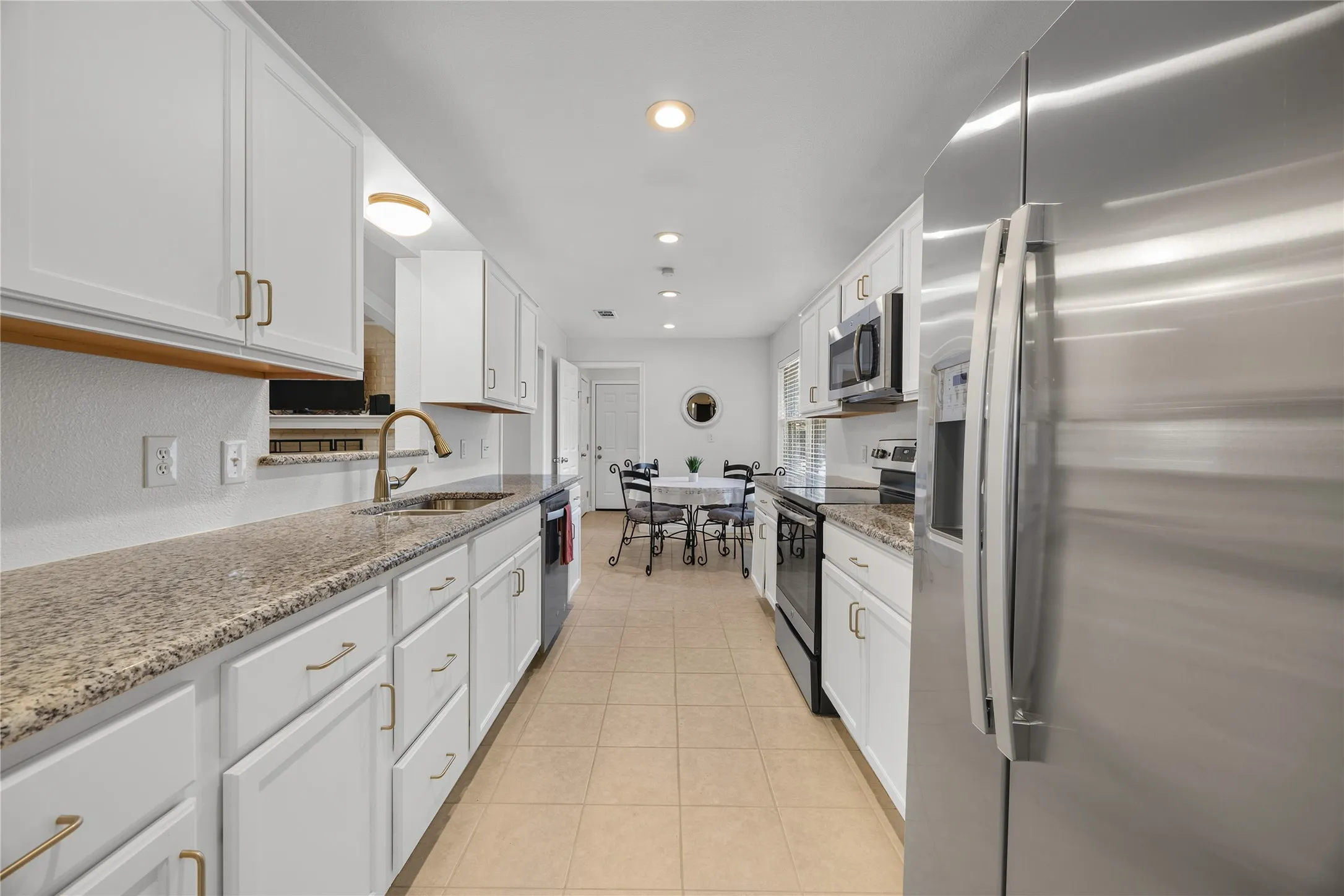 Single Family Residence For Sale in Dallas County , 3836 Kiestmeadow Drive, Dallas, Texas 75233, 3 Bedroom, 3 Bathroom, 2 Garage spaces, 2,249 Sqft, built in 1970, mls#21352328, Real Estate Agent in Dallas, Homes For Sale in Dallas county, Homes For Sale in Dallas, Realtor in Dallas Texas, Real Estate Brokerage Independent Realty Texas, Luminita Cordes Realtor