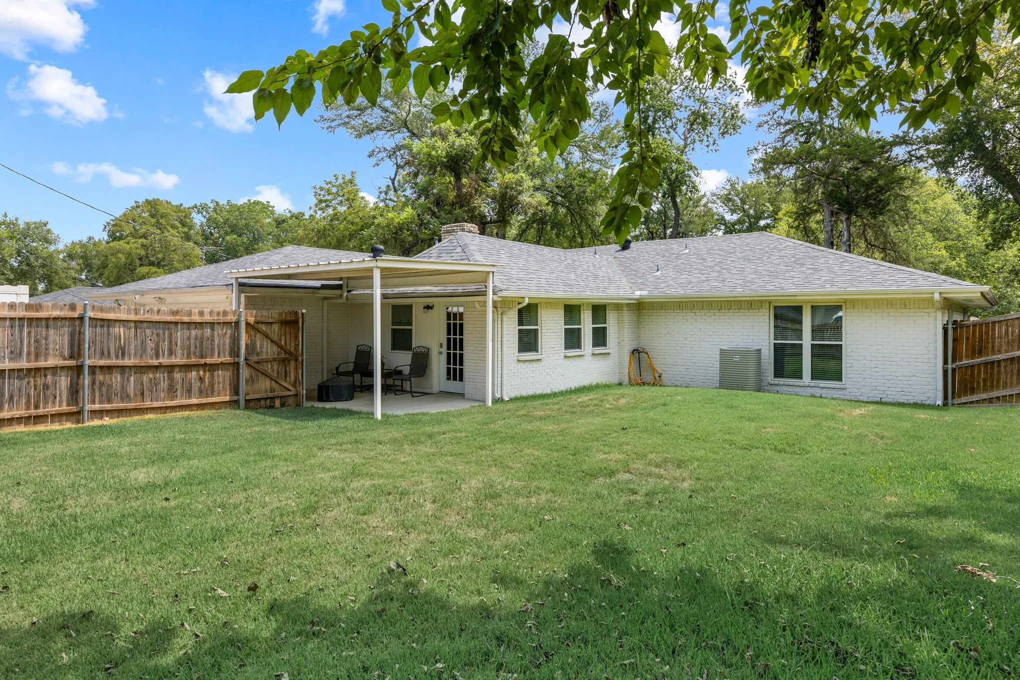 Single Family Residence For Sale in Dallas County , 3836 Kiestmeadow Drive, Dallas, Texas 75233, 3 Bedroom, 3 Bathroom, 2 Garage spaces, 2,249 Sqft, built in 1970, mls#21352328, Real Estate Agent in Dallas, Homes For Sale in Dallas county, Homes For Sale in Dallas, Realtor in Dallas Texas, Real Estate Brokerage Independent Realty Texas, Luminita Cordes Realtor