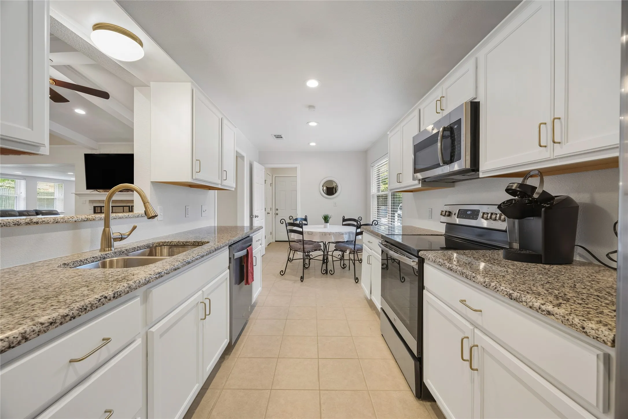 Single Family Residence For Sale in Dallas County , 3836 Kiestmeadow Drive, Dallas, Texas 75233, 3 Bedroom, 3 Bathroom, 2 Garage spaces, 2,249 Sqft, built in 1970, mls#21352328, Real Estate Agent in Dallas, Homes For Sale in Dallas county, Homes For Sale in Dallas, Realtor in Dallas Texas, Real Estate Brokerage Independent Realty Texas, Luminita Cordes Realtor