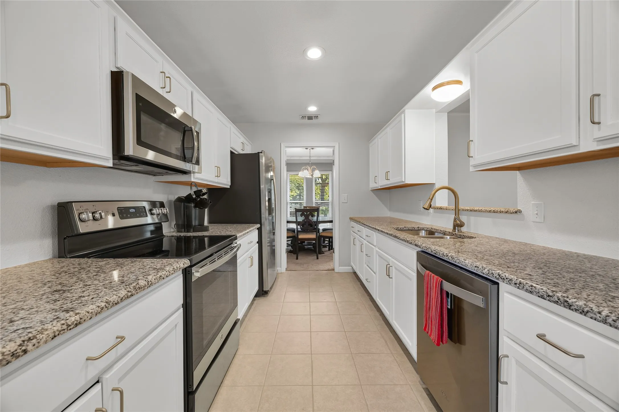 Single Family Residence For Sale in Dallas County , 3836 Kiestmeadow Drive, Dallas, Texas 75233, 3 Bedroom, 3 Bathroom, 2 Garage spaces, 2,249 Sqft, built in 1970, mls#21352328, Real Estate Agent in Dallas, Homes For Sale in Dallas county, Homes For Sale in Dallas, Realtor in Dallas Texas, Real Estate Brokerage Independent Realty Texas, Luminita Cordes Realtor