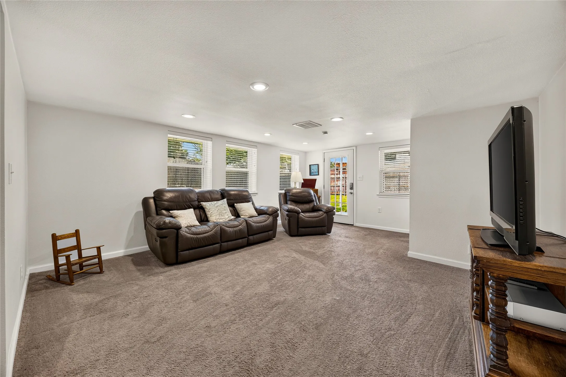 Single Family Residence For Sale in Dallas County , 3836 Kiestmeadow Drive, Dallas, Texas 75233, 3 Bedroom, 3 Bathroom, 2 Garage spaces, 2,249 Sqft, built in 1970, mls#21352328, Real Estate Agent in Dallas, Homes For Sale in Dallas county, Homes For Sale in Dallas, Realtor in Dallas Texas, Real Estate Brokerage Independent Realty Texas, Luminita Cordes Realtor