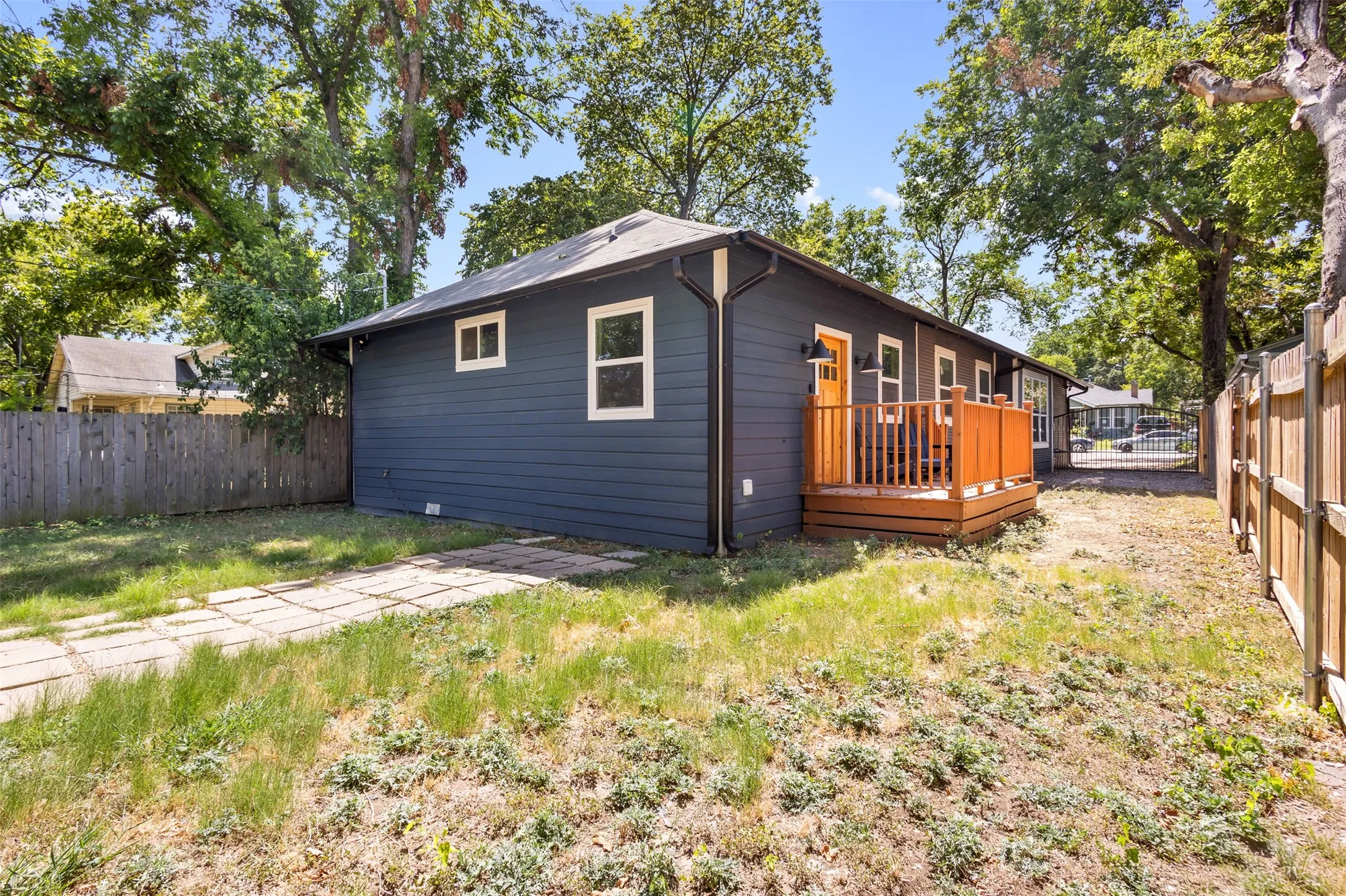 Single Family Residence For Sale in Dallas County , 406 S Montreal Avenue, Dallas, Texas 75208, 3 Bedroom, 2 Bathroom, 2 Garage spaces, 2,042 Sqft, built in 1921, mls#21340881, Real Estate Agent in Dallas, Homes For Sale in Dallas county, Homes For Sale in Dallas, Realtor in Dallas Texas, Real Estate Brokerage Independent Realty Texas, Luminita Cordes Realtor