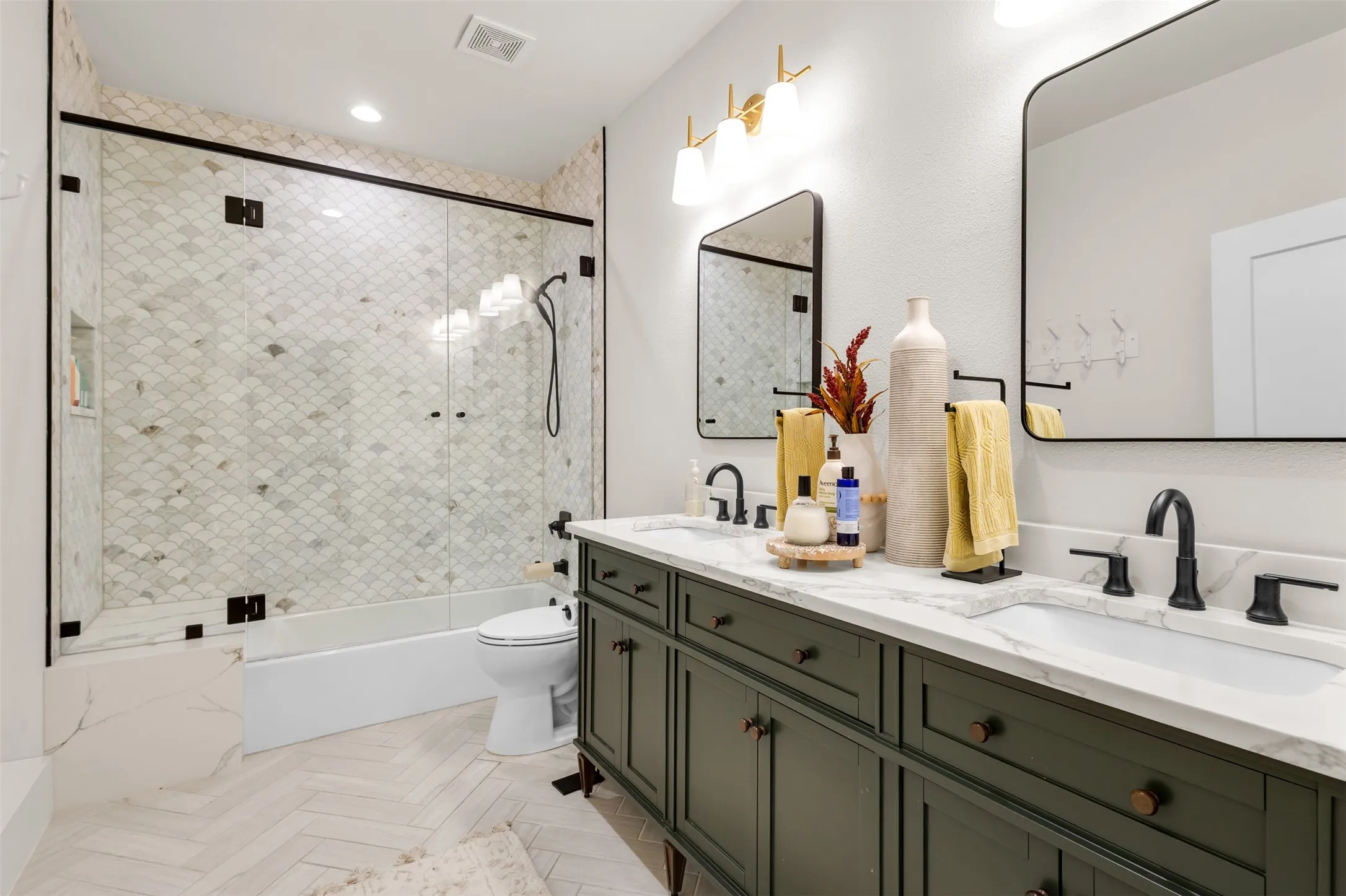 Single Family Residence For Sale in Dallas County , 406 S Montreal Avenue, Dallas, Texas 75208, 3 Bedroom, 2 Bathroom, 2 Garage spaces, 2,042 Sqft, built in 1921, mls#21340881, Real Estate Agent in Dallas, Homes For Sale in Dallas county, Homes For Sale in Dallas, Realtor in Dallas Texas, Real Estate Brokerage Independent Realty Texas, Luminita Cordes Realtor