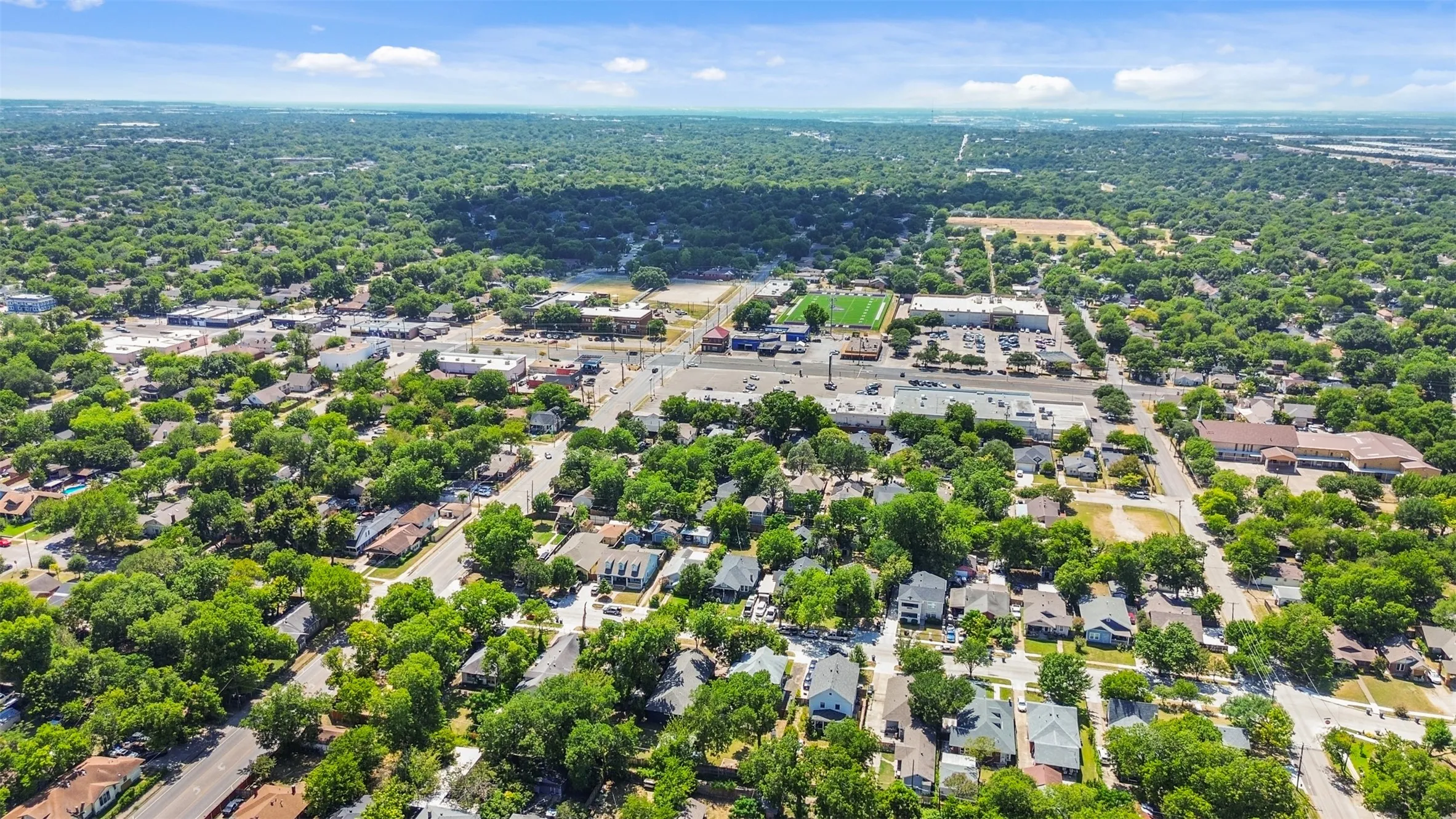 Single Family Residence For Sale in Dallas County , 406 S Montreal Avenue, Dallas, Texas 75208, 3 Bedroom, 2 Bathroom, 2 Garage spaces, 2,042 Sqft, built in 1921, mls#21340881, Real Estate Agent in Dallas, Homes For Sale in Dallas county, Homes For Sale in Dallas, Realtor in Dallas Texas, Real Estate Brokerage Independent Realty Texas, Luminita Cordes Realtor