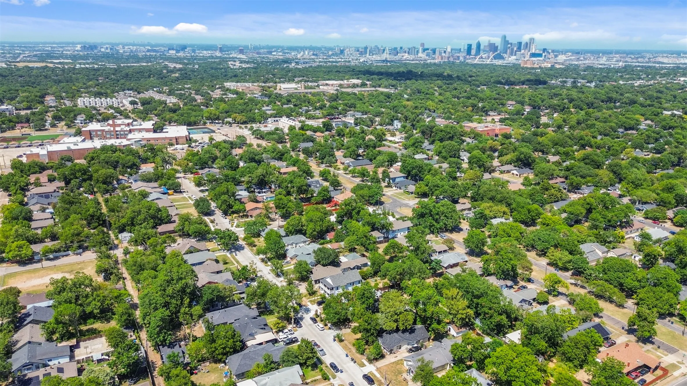 Single Family Residence For Sale in Dallas County , 406 S Montreal Avenue, Dallas, Texas 75208, 3 Bedroom, 2 Bathroom, 2 Garage spaces, 2,042 Sqft, built in 1921, mls#21340881, Real Estate Agent in Dallas, Homes For Sale in Dallas county, Homes For Sale in Dallas, Realtor in Dallas Texas, Real Estate Brokerage Independent Realty Texas, Luminita Cordes Realtor