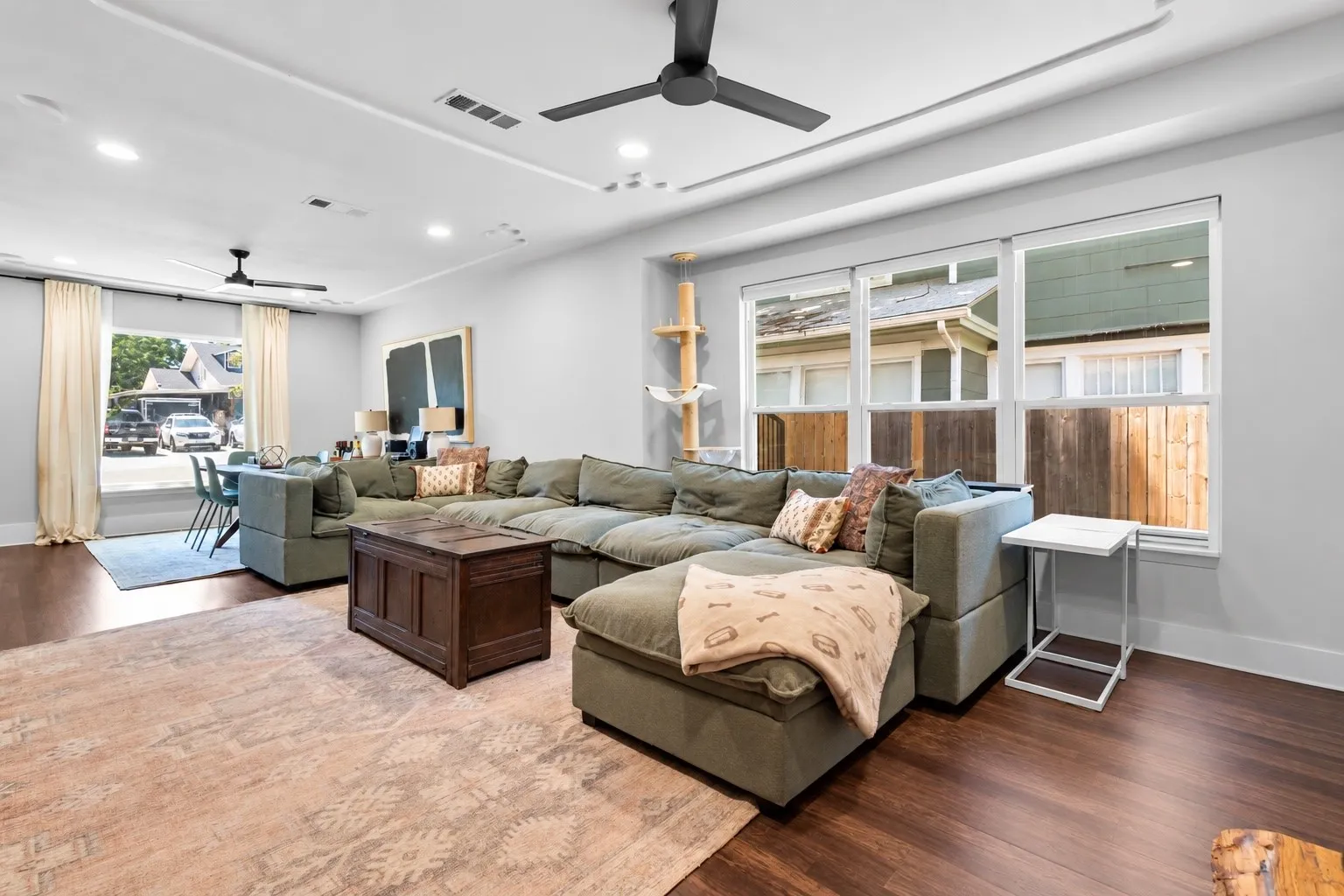 Single Family Residence For Sale in Dallas County , 406 S Montreal Avenue, Dallas, Texas 75208, 3 Bedroom, 2 Bathroom, 2 Garage spaces, 2,042 Sqft, built in 1921, mls#21340881, Real Estate Agent in Dallas, Homes For Sale in Dallas county, Homes For Sale in Dallas, Realtor in Dallas Texas, Real Estate Brokerage Independent Realty Texas, Luminita Cordes Realtor