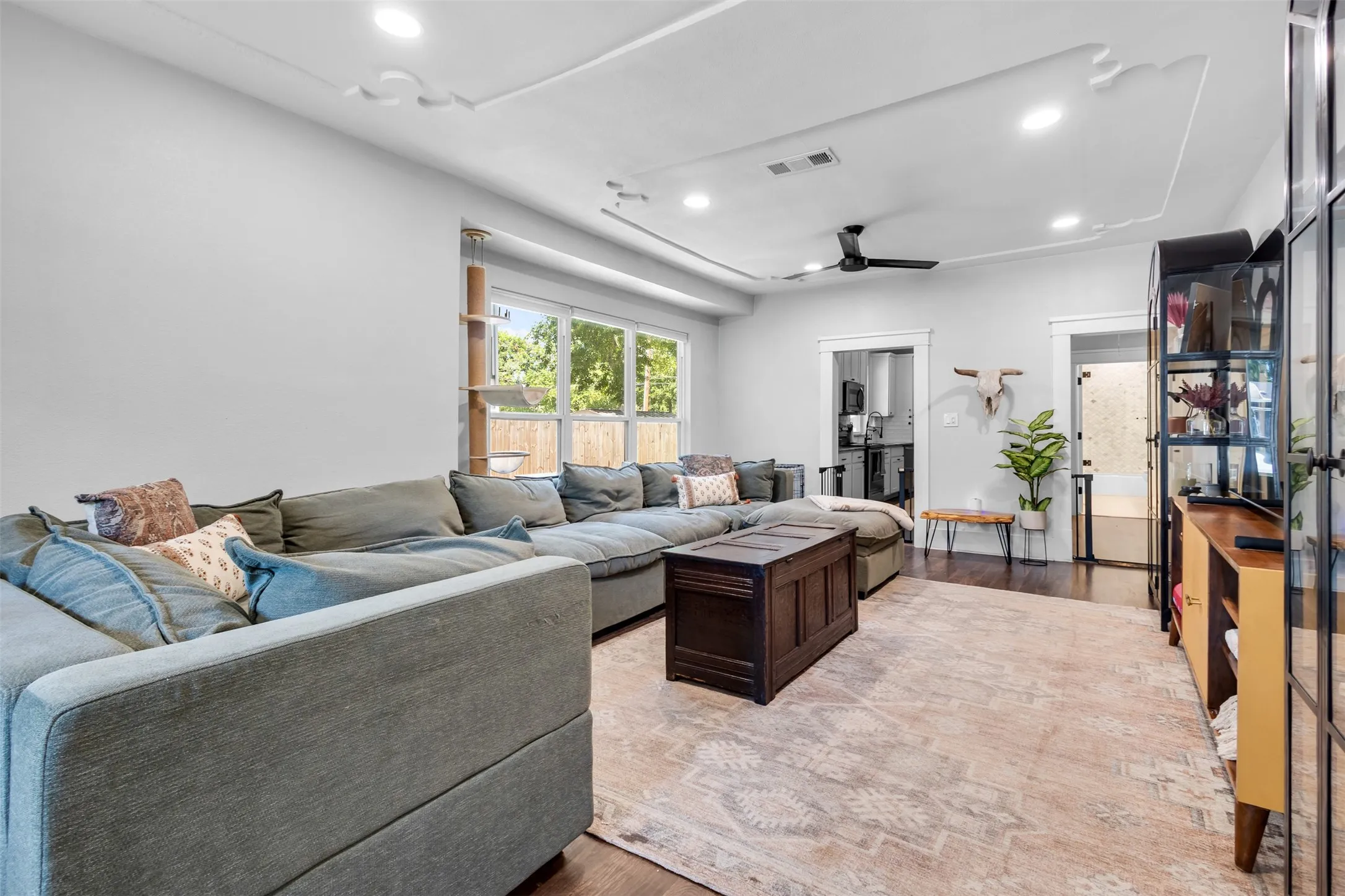 Single Family Residence For Sale in Dallas County , 406 S Montreal Avenue, Dallas, Texas 75208, 3 Bedroom, 2 Bathroom, 2 Garage spaces, 2,042 Sqft, built in 1921, mls#21340881, Real Estate Agent in Dallas, Homes For Sale in Dallas county, Homes For Sale in Dallas, Realtor in Dallas Texas, Real Estate Brokerage Independent Realty Texas, Luminita Cordes Realtor