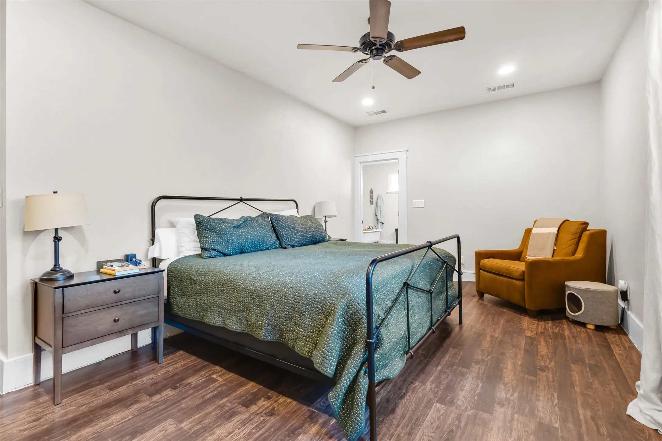 Single Family Residence For Sale in Dallas County , 406 S Montreal Avenue, Dallas, Texas 75208, 3 Bedroom, 2 Bathroom, 2 Garage spaces, 2,042 Sqft, built in 1921, mls#21340881, Real Estate Agent in Dallas, Homes For Sale in Dallas county, Homes For Sale in Dallas, Realtor in Dallas Texas, Real Estate Brokerage Independent Realty Texas, Luminita Cordes Realtor
