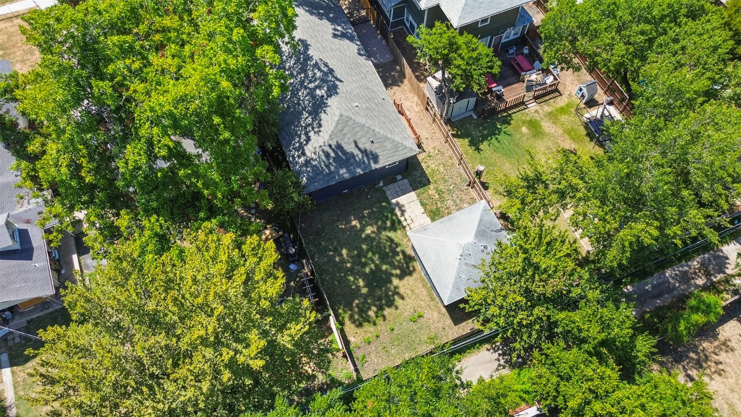 Single Family Residence For Sale in Dallas County , 406 S Montreal Avenue, Dallas, Texas 75208, 3 Bedroom, 2 Bathroom, 2 Garage spaces, 2,042 Sqft, built in 1921, mls#21340881, Real Estate Agent in Dallas, Homes For Sale in Dallas county, Homes For Sale in Dallas, Realtor in Dallas Texas, Real Estate Brokerage Independent Realty Texas, Luminita Cordes Realtor