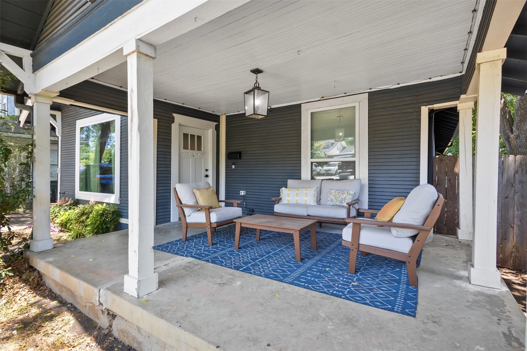 Single Family Residence For Sale in Dallas County , 406 S Montreal Avenue, Dallas, Texas 75208, 3 Bedroom, 2 Bathroom, 2 Garage spaces, 2,042 Sqft, built in 1921, mls#21340881, Real Estate Agent in Dallas, Homes For Sale in Dallas county, Homes For Sale in Dallas, Realtor in Dallas Texas, Real Estate Brokerage Independent Realty Texas, Luminita Cordes Realtor