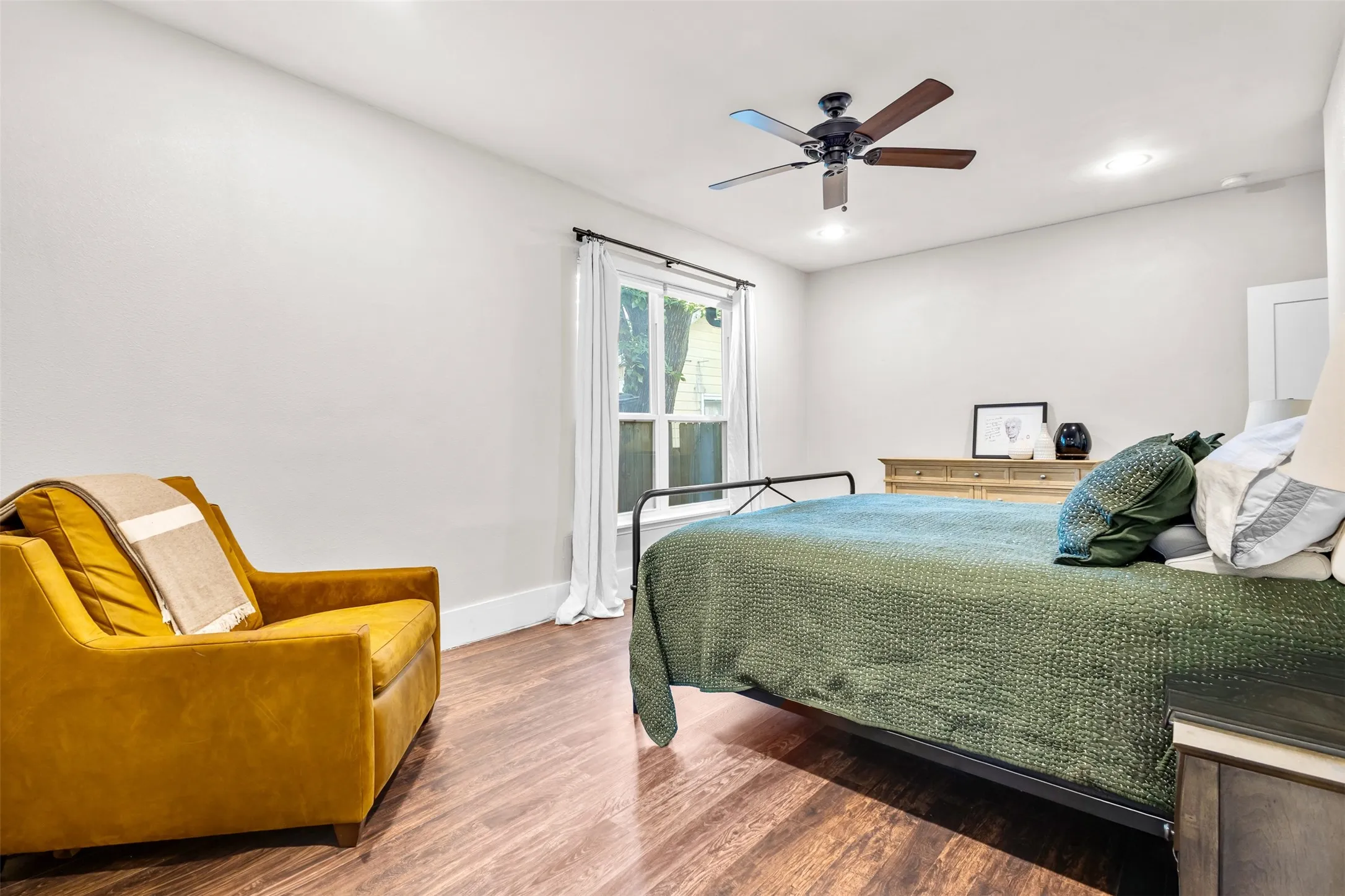 Single Family Residence For Sale in Dallas County , 406 S Montreal Avenue, Dallas, Texas 75208, 3 Bedroom, 2 Bathroom, 2 Garage spaces, 2,042 Sqft, built in 1921, mls#21340881, Real Estate Agent in Dallas, Homes For Sale in Dallas county, Homes For Sale in Dallas, Realtor in Dallas Texas, Real Estate Brokerage Independent Realty Texas, Luminita Cordes Realtor