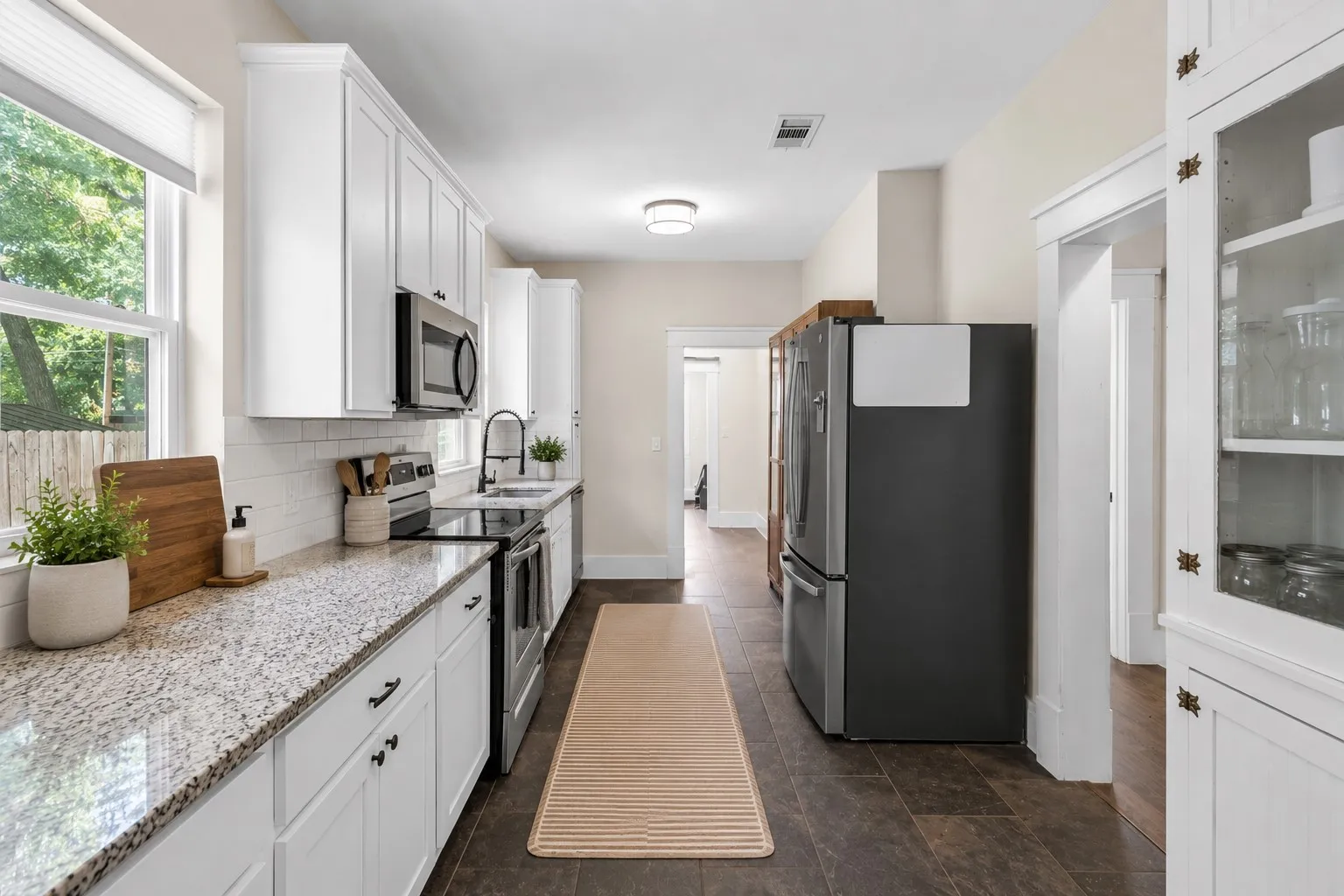 Single Family Residence For Sale in Dallas County , 406 S Montreal Avenue, Dallas, Texas 75208, 3 Bedroom, 2 Bathroom, 2 Garage spaces, 2,042 Sqft, built in 1921, mls#21340881, Real Estate Agent in Dallas, Homes For Sale in Dallas county, Homes For Sale in Dallas, Realtor in Dallas Texas, Real Estate Brokerage Independent Realty Texas, Luminita Cordes Realtor