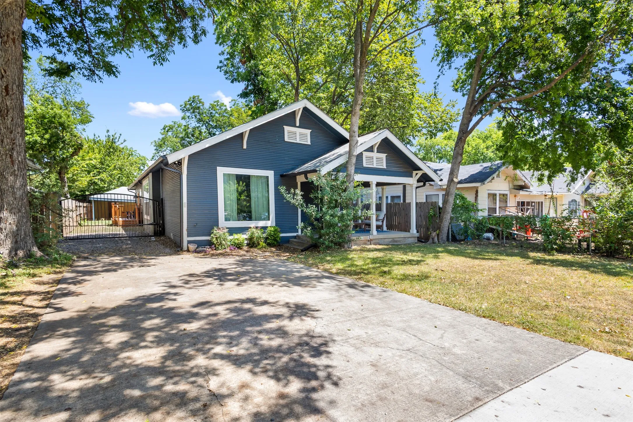 Single Family Residence For Sale in Dallas County , 406 S Montreal Avenue, Dallas, Texas 75208, 3 Bedroom, 2 Bathroom, 2 Garage spaces, 2,042 Sqft, built in 1921, mls#21340881, Real Estate Agent in Dallas, Homes For Sale in Dallas county, Homes For Sale in Dallas, Realtor in Dallas Texas, Real Estate Brokerage Independent Realty Texas, Luminita Cordes Realtor