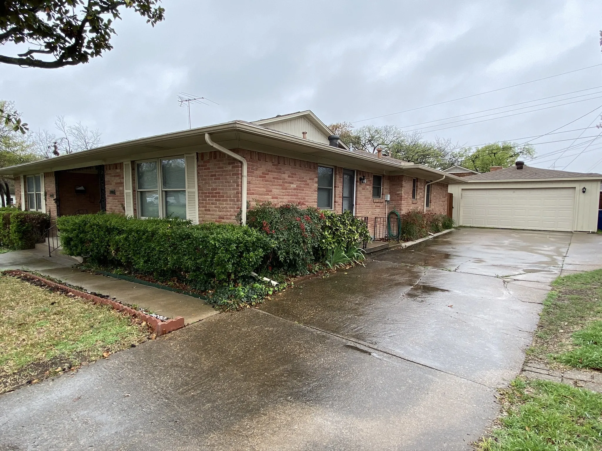 Duplex For Rent in Dallas County , 11005 Wyatt Street, Dallas, Texas 75218, 2 Bedroom, 1 Bathroom, 2 Garage spaces, 742 Sqft, built in 1959, mls#21352296, Real Estate Agent in Dallas, Homes For Rent in Dallas county, Homes For Rent in Dallas, Realtor in Dallas Texas, Real Estate Brokerage Independent Realty Texas, Luminita Cordes Realtor