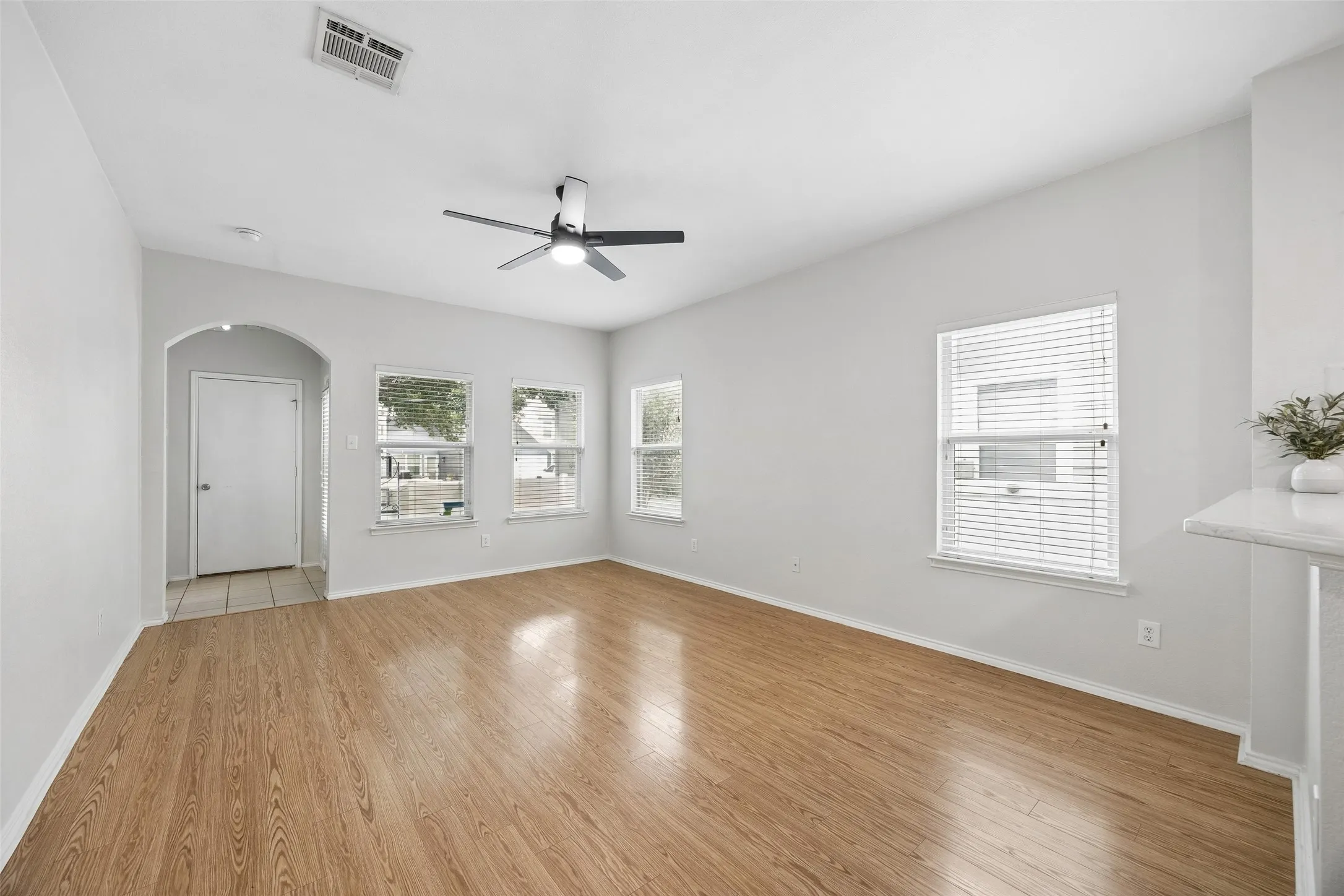 Single Family Residence For Sale in Denton County , 1317 Live Oak Lane, Savannah, Texas 76227, 3 Bedroom, 2 Bathroom, 2 Garage spaces, 1,365 Sqft, built in 2005, mls#21351504, Real Estate Agent in Savannah, Homes For Sale in Denton county, Homes For Sale in Savannah, Realtor in Savannah Texas, Real Estate Brokerage Independent Realty Texas, Luminita Cordes Realtor