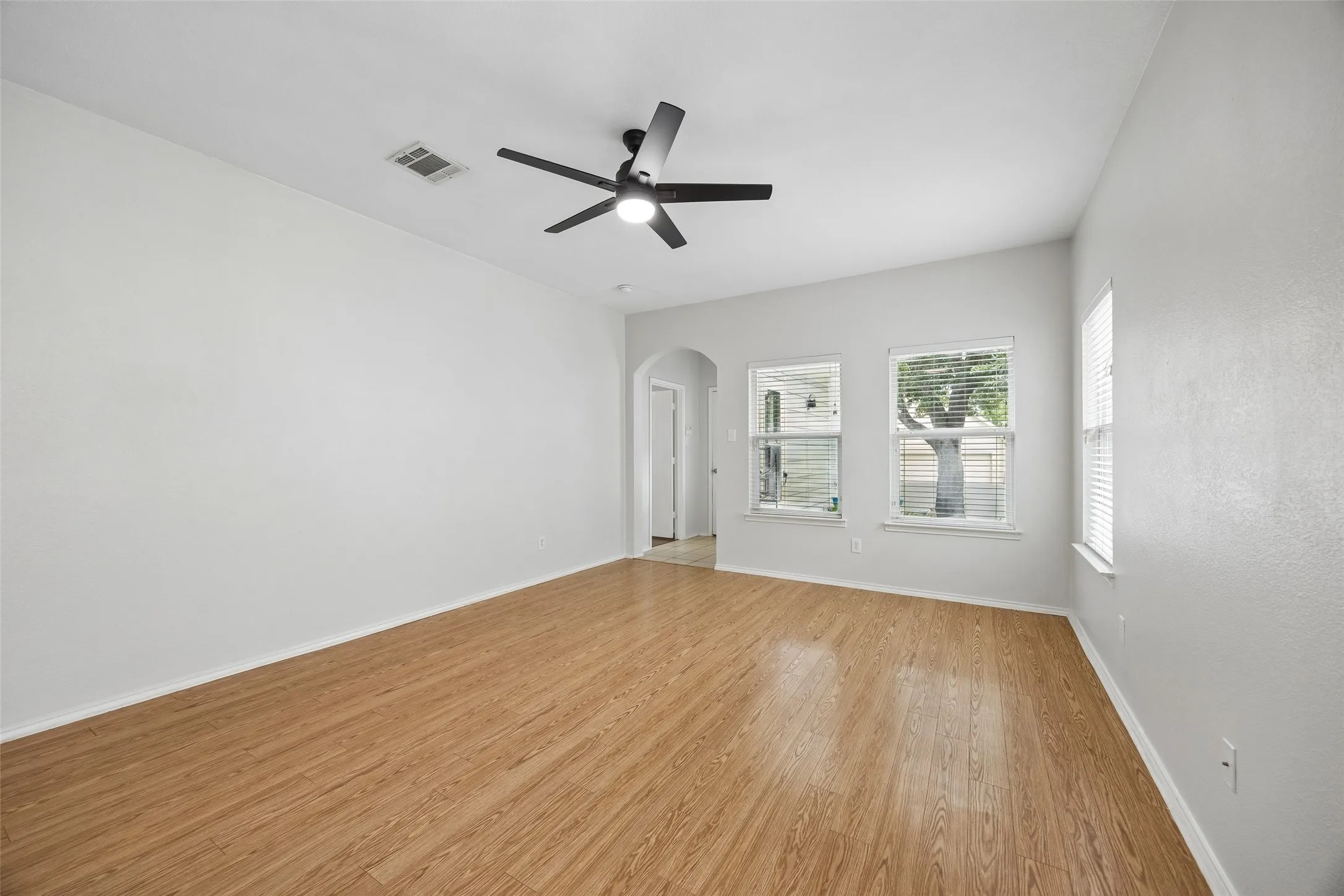 Single Family Residence For Sale in Denton County , 1317 Live Oak Lane, Savannah, Texas 76227, 3 Bedroom, 2 Bathroom, 2 Garage spaces, 1,365 Sqft, built in 2005, mls#21351504, Real Estate Agent in Savannah, Homes For Sale in Denton county, Homes For Sale in Savannah, Realtor in Savannah Texas, Real Estate Brokerage Independent Realty Texas, Luminita Cordes Realtor