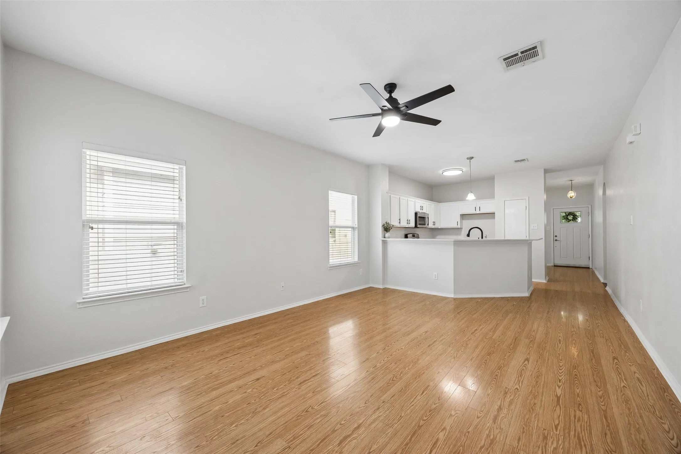 Single Family Residence For Sale in Denton County , 1317 Live Oak Lane, Savannah, Texas 76227, 3 Bedroom, 2 Bathroom, 2 Garage spaces, 1,365 Sqft, built in 2005, mls#21351504, Real Estate Agent in Savannah, Homes For Sale in Denton county, Homes For Sale in Savannah, Realtor in Savannah Texas, Real Estate Brokerage Independent Realty Texas, Luminita Cordes Realtor