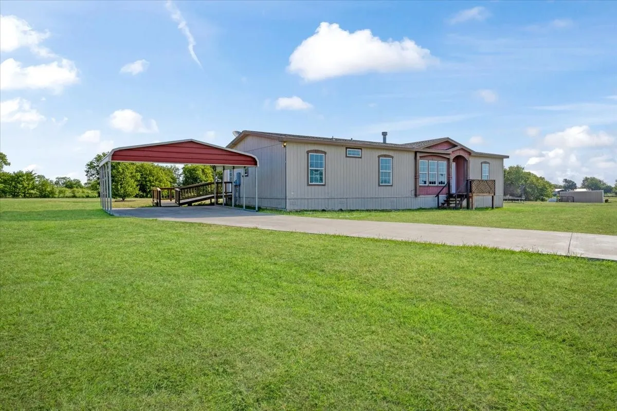 Manufactured Home For Sale in Grayson County , 121 Bandana Drive, Southmayd, Texas 76273, 3 Bedroom, 2 Bathroom, Garage spaces, 1,672 Sqft, built in 2015, mls#21348399, Real Estate Agent in Southmayd, Homes For Sale in Grayson county, Homes For Sale in Southmayd, Realtor in Southmayd Texas, Real Estate Brokerage Independent Realty Texas, Luminita Cordes Realtor