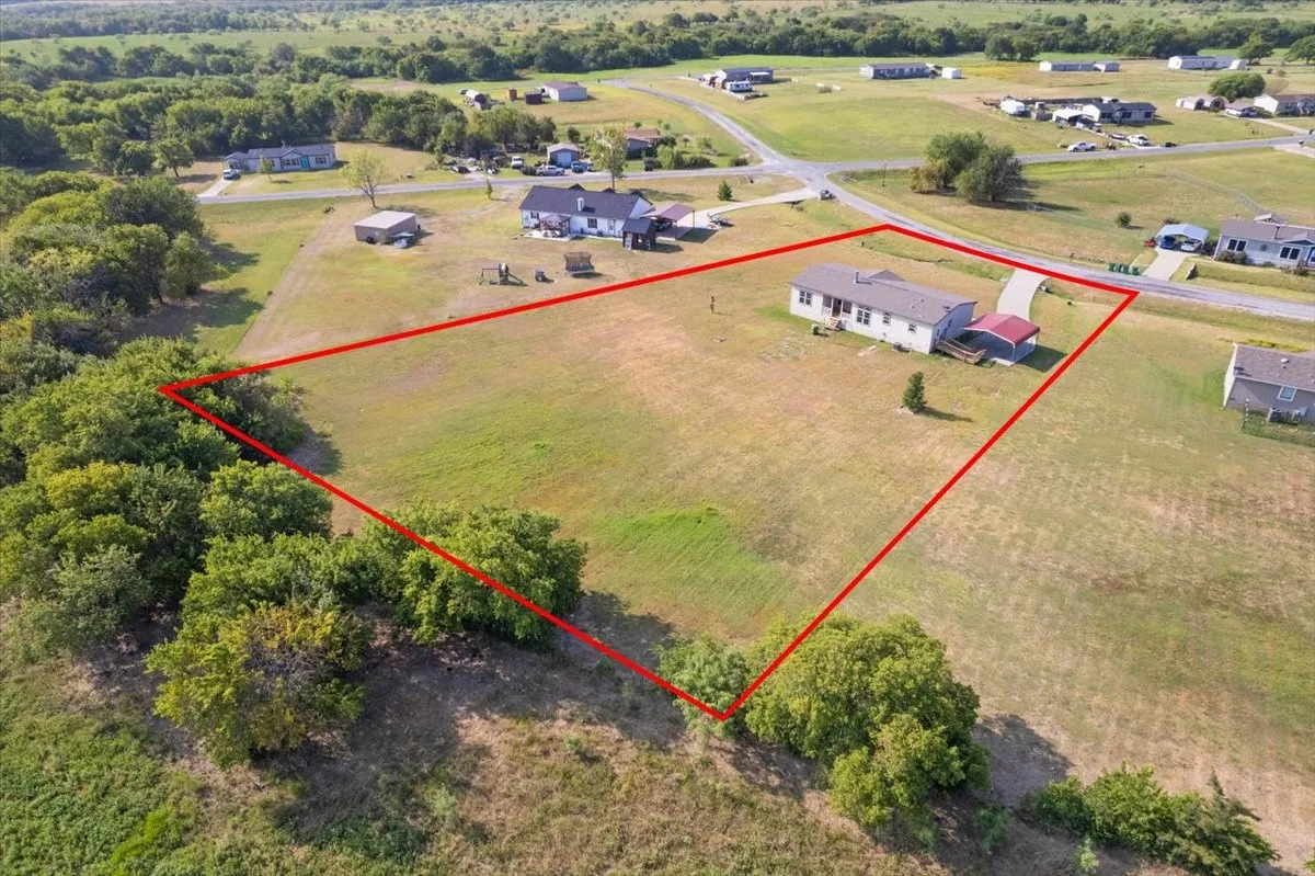Manufactured Home For Sale in Grayson County , 121 Bandana Drive, Southmayd, Texas 76273, 3 Bedroom, 2 Bathroom, Garage spaces, 1,672 Sqft, built in 2015, mls#21348399, Real Estate Agent in Southmayd, Homes For Sale in Grayson county, Homes For Sale in Southmayd, Realtor in Southmayd Texas, Real Estate Brokerage Independent Realty Texas, Luminita Cordes Realtor
