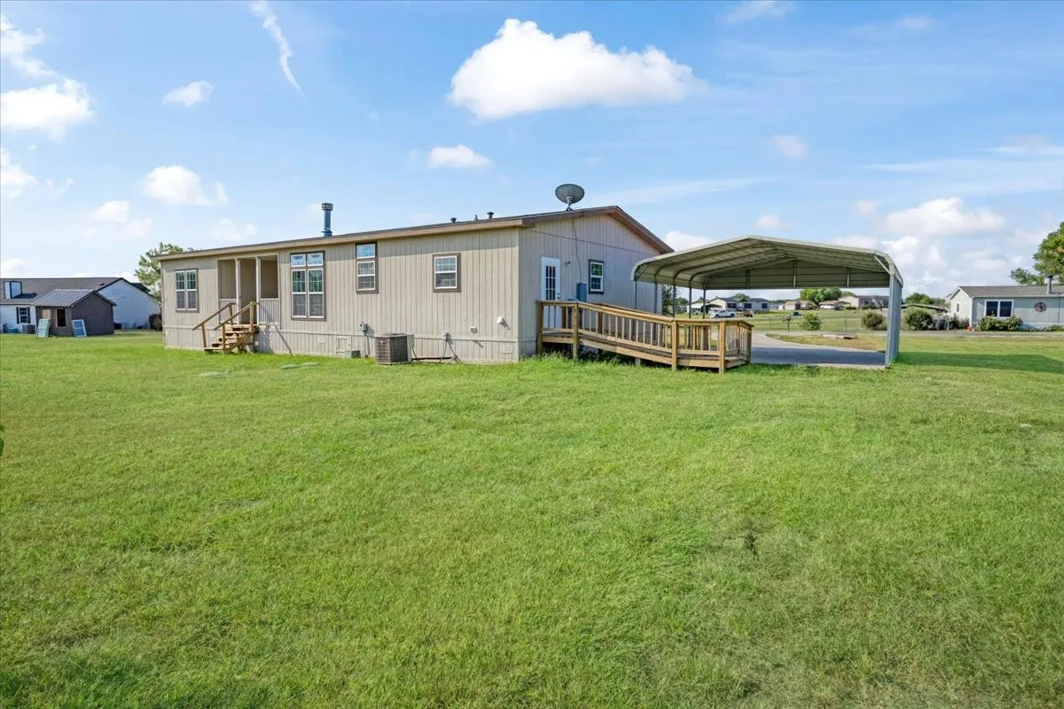 Manufactured Home For Sale in Grayson County , 121 Bandana Drive, Southmayd, Texas 76273, 3 Bedroom, 2 Bathroom, Garage spaces, 1,672 Sqft, built in 2015, mls#21348399, Real Estate Agent in Southmayd, Homes For Sale in Grayson county, Homes For Sale in Southmayd, Realtor in Southmayd Texas, Real Estate Brokerage Independent Realty Texas, Luminita Cordes Realtor