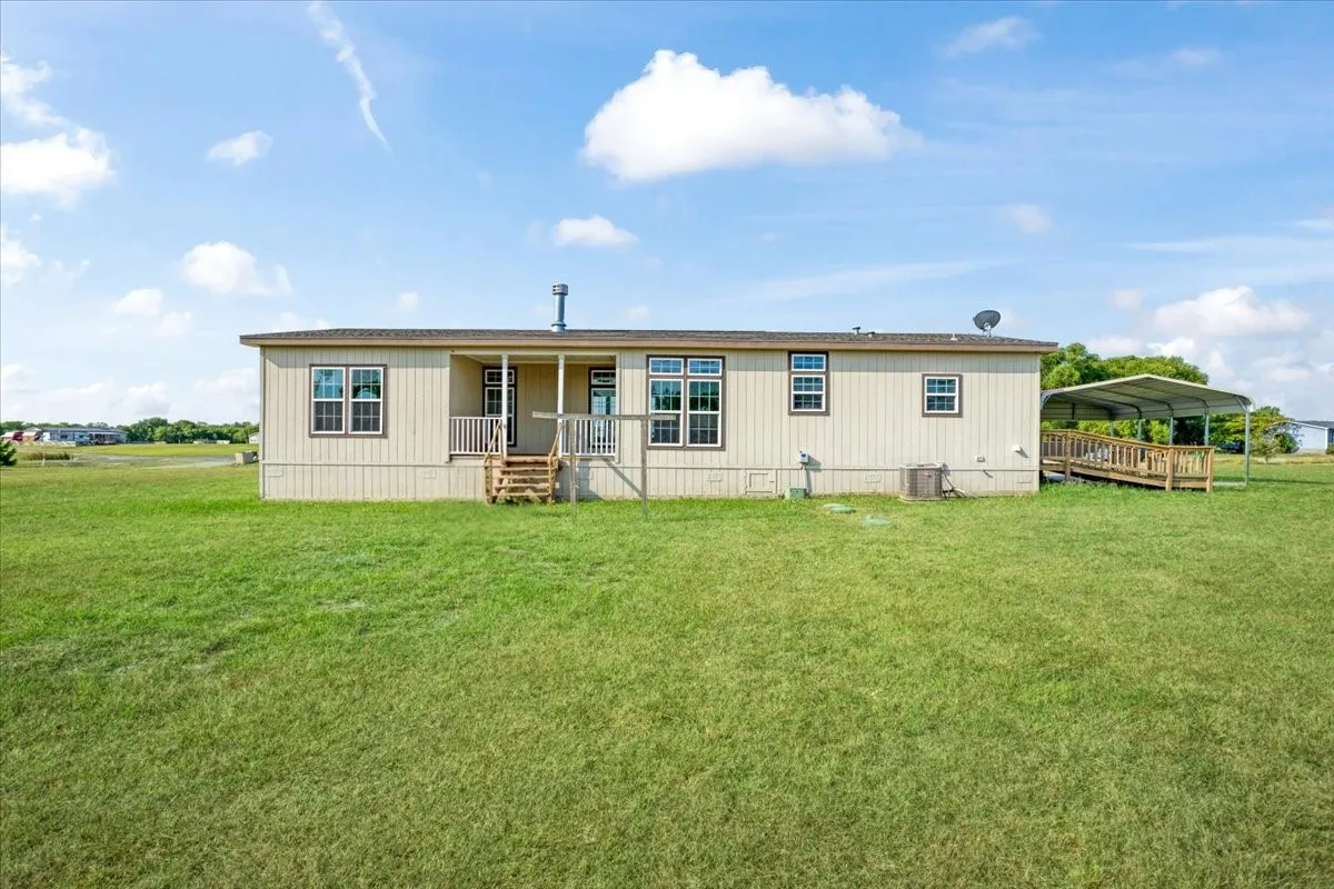Manufactured Home For Sale in Grayson County , 121 Bandana Drive, Southmayd, Texas 76273, 3 Bedroom, 2 Bathroom, Garage spaces, 1,672 Sqft, built in 2015, mls#21348399, Real Estate Agent in Southmayd, Homes For Sale in Grayson county, Homes For Sale in Southmayd, Realtor in Southmayd Texas, Real Estate Brokerage Independent Realty Texas, Luminita Cordes Realtor