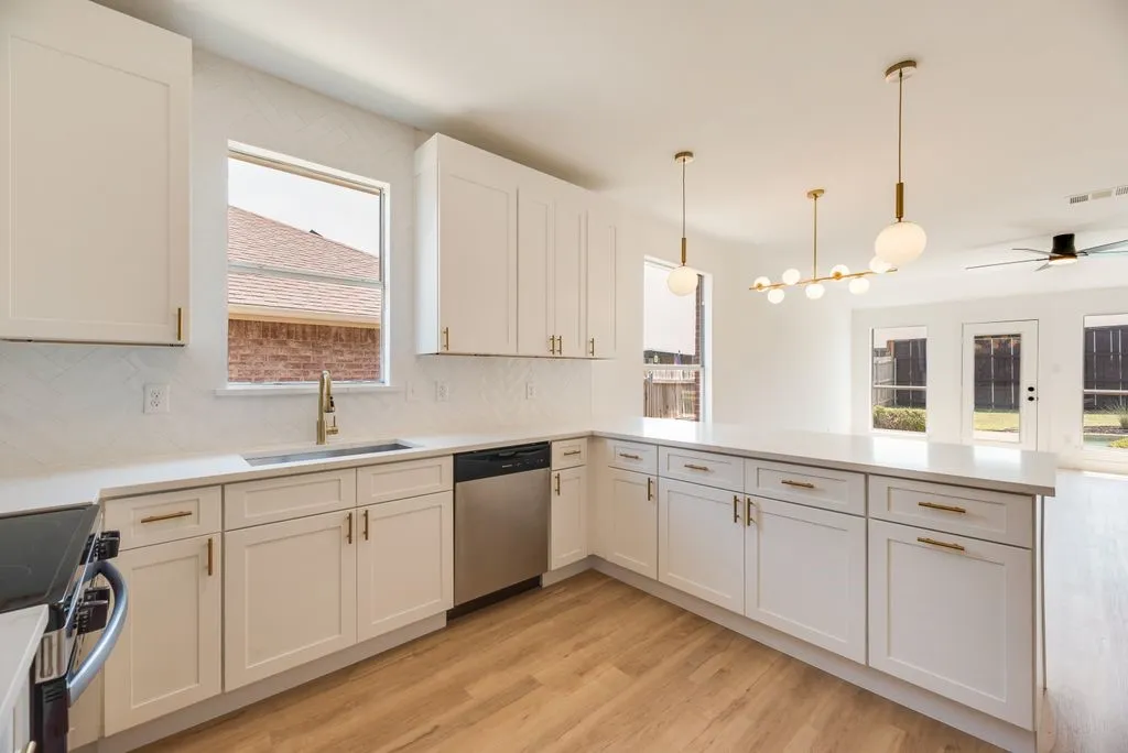 Single Family Residence For Sale in Tarrant County , 6614 Spartan Drive, Arlington, Texas 76001, 4 Bedroom, 2 Bathroom, 2 Garage spaces, 1,986 Sqft, built in 2001, mls#21348951, Real Estate Agent in Arlington, Homes For Sale in Tarrant county, Homes For Sale in Arlington, Realtor in Arlington Texas, Real Estate Brokerage Independent Realty Texas, Luminita Cordes Realtor
