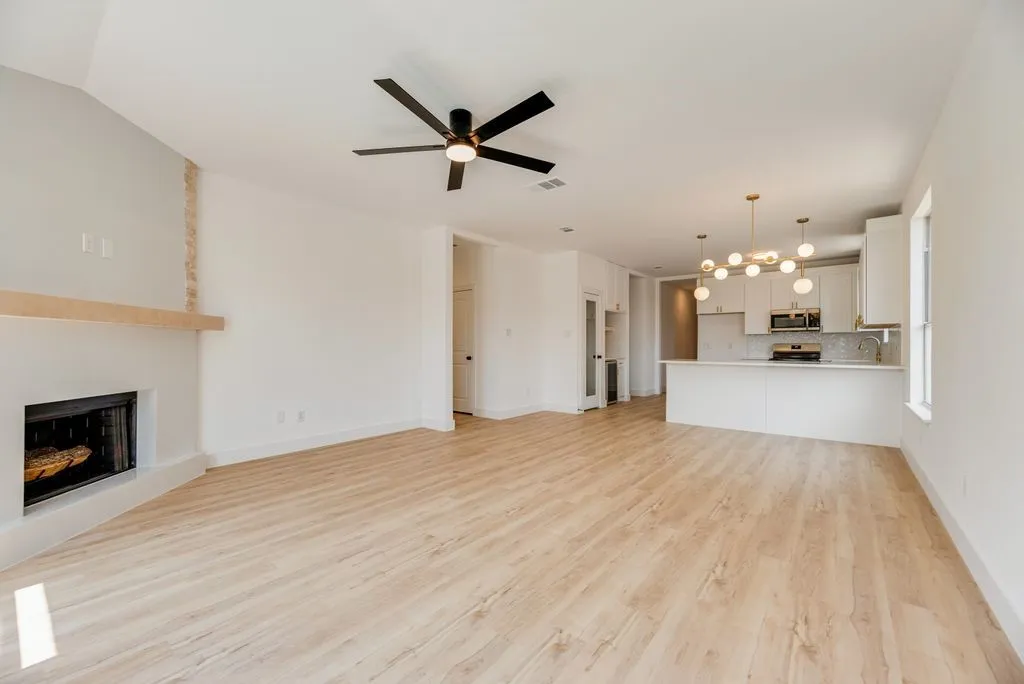Single Family Residence For Sale in Tarrant County , 6614 Spartan Drive, Arlington, Texas 76001, 4 Bedroom, 2 Bathroom, 2 Garage spaces, 1,986 Sqft, built in 2001, mls#21348951, Real Estate Agent in Arlington, Homes For Sale in Tarrant county, Homes For Sale in Arlington, Realtor in Arlington Texas, Real Estate Brokerage Independent Realty Texas, Luminita Cordes Realtor