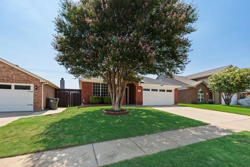 Single Family Residence For Sale in Tarrant County , 6614 Spartan Drive, Arlington, Texas 76001, 4 Bedroom, 2 Bathroom, 2 Garage spaces, 1,986 Sqft, built in 2001, mls#21348951, Real Estate Agent in Arlington, Homes For Sale in Tarrant county, Homes For Sale in Arlington, Realtor in Arlington Texas, Real Estate Brokerage Independent Realty Texas, Luminita Cordes Realtor