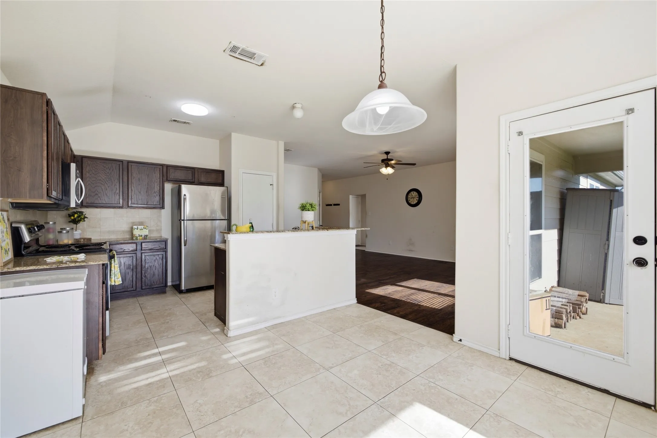 Single Family Residence For Sale in Denton County , 1003 Lakeshore Boulevard, Oak Point, Texas 75068, 3 Bedroom, 2 Bathroom, 2 Garage spaces, 1,498 Sqft, built in 2013, mls#21340813, Real Estate Agent in Oak Point, Homes For Sale in Denton county, Homes For Sale in Oak Point, Realtor in Oak Point Texas, Real Estate Brokerage Independent Realty Texas, Luminita Cordes Realtor