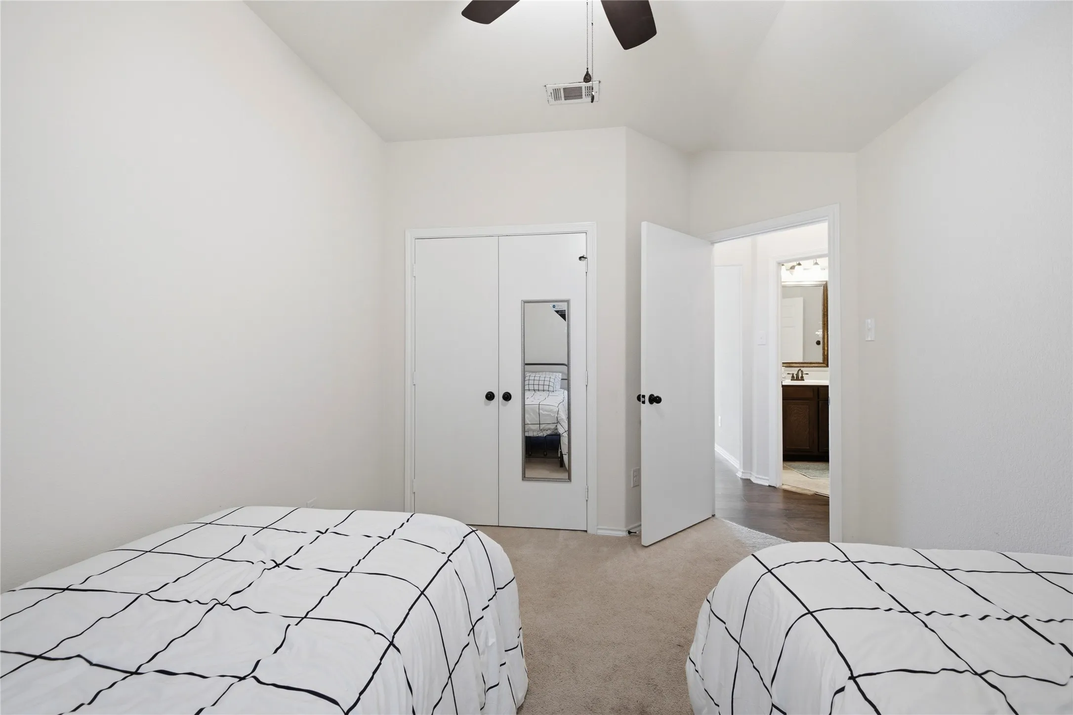 Single Family Residence For Sale in Denton County , 1003 Lakeshore Boulevard, Oak Point, Texas 75068, 3 Bedroom, 2 Bathroom, 2 Garage spaces, 1,498 Sqft, built in 2013, mls#21340813, Real Estate Agent in Oak Point, Homes For Sale in Denton county, Homes For Sale in Oak Point, Realtor in Oak Point Texas, Real Estate Brokerage Independent Realty Texas, Luminita Cordes Realtor