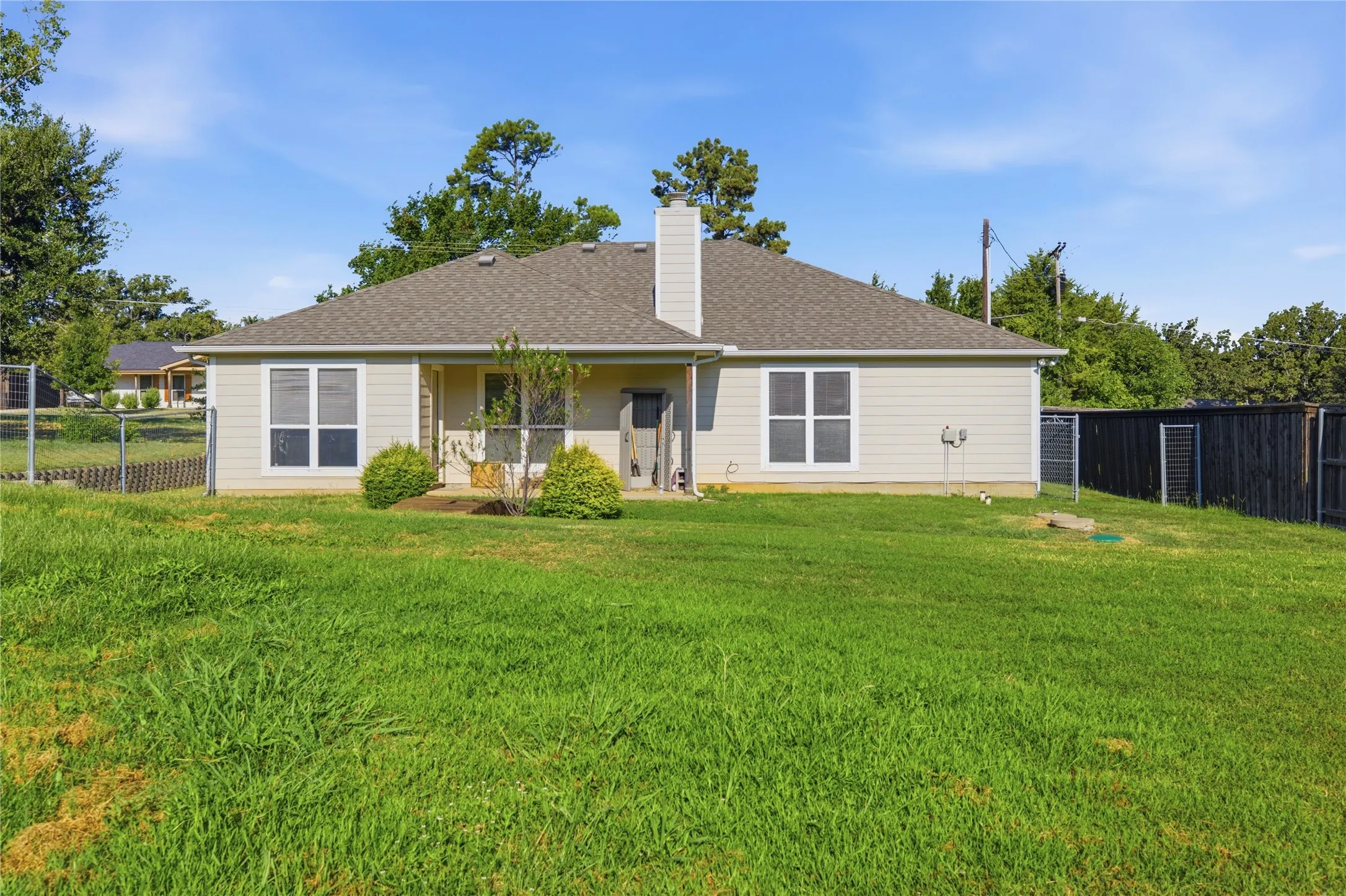 Single Family Residence For Sale in Denton County , 1003 Lakeshore Boulevard, Oak Point, Texas 75068, 3 Bedroom, 2 Bathroom, 2 Garage spaces, 1,498 Sqft, built in 2013, mls#21340813, Real Estate Agent in Oak Point, Homes For Sale in Denton county, Homes For Sale in Oak Point, Realtor in Oak Point Texas, Real Estate Brokerage Independent Realty Texas, Luminita Cordes Realtor