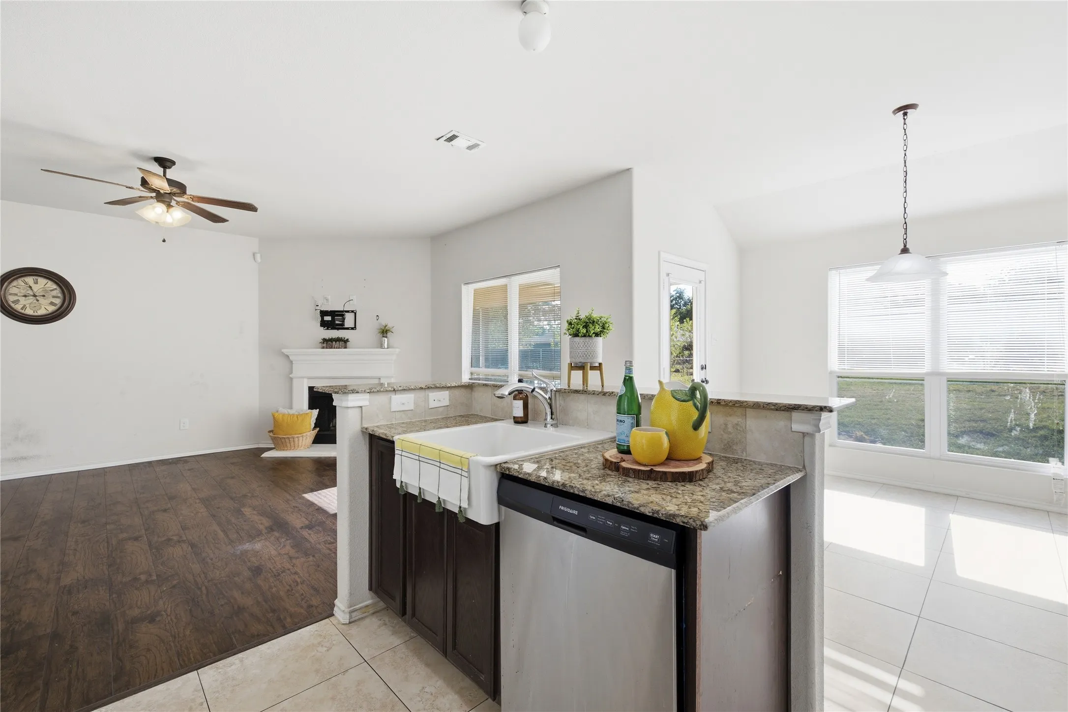 Single Family Residence For Sale in Denton County , 1003 Lakeshore Boulevard, Oak Point, Texas 75068, 3 Bedroom, 2 Bathroom, 2 Garage spaces, 1,498 Sqft, built in 2013, mls#21340813, Real Estate Agent in Oak Point, Homes For Sale in Denton county, Homes For Sale in Oak Point, Realtor in Oak Point Texas, Real Estate Brokerage Independent Realty Texas, Luminita Cordes Realtor