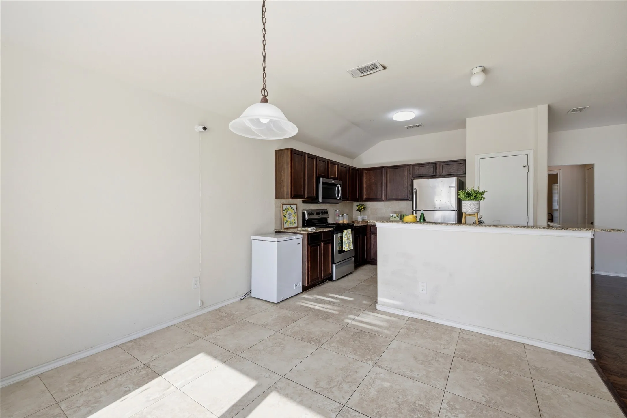 Single Family Residence For Sale in Denton County , 1003 Lakeshore Boulevard, Oak Point, Texas 75068, 3 Bedroom, 2 Bathroom, 2 Garage spaces, 1,498 Sqft, built in 2013, mls#21340813, Real Estate Agent in Oak Point, Homes For Sale in Denton county, Homes For Sale in Oak Point, Realtor in Oak Point Texas, Real Estate Brokerage Independent Realty Texas, Luminita Cordes Realtor