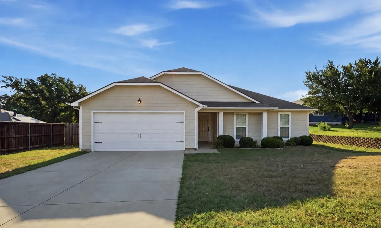 Single Family Residence For Sale in Denton County , 1003 Lakeshore Boulevard, Oak Point, Texas 75068, 3 Bedroom, 2 Bathroom, 2 Garage spaces, 1,498 Sqft, built in 2013, mls#21340813, Real Estate Agent in Oak Point, Homes For Sale in Denton county, Homes For Sale in Oak Point, Realtor in Oak Point Texas, Real Estate Brokerage Independent Realty Texas, Luminita Cordes Realtor