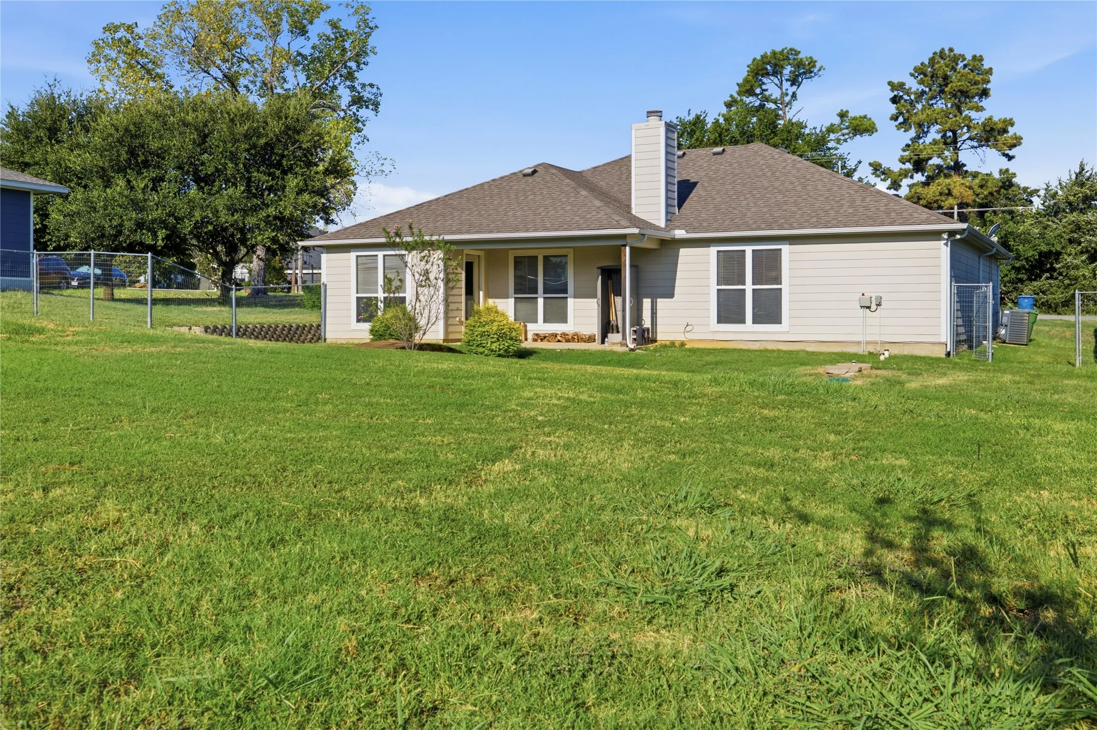 Single Family Residence For Sale in Denton County , 1003 Lakeshore Boulevard, Oak Point, Texas 75068, 3 Bedroom, 2 Bathroom, 2 Garage spaces, 1,498 Sqft, built in 2013, mls#21340813, Real Estate Agent in Oak Point, Homes For Sale in Denton county, Homes For Sale in Oak Point, Realtor in Oak Point Texas, Real Estate Brokerage Independent Realty Texas, Luminita Cordes Realtor