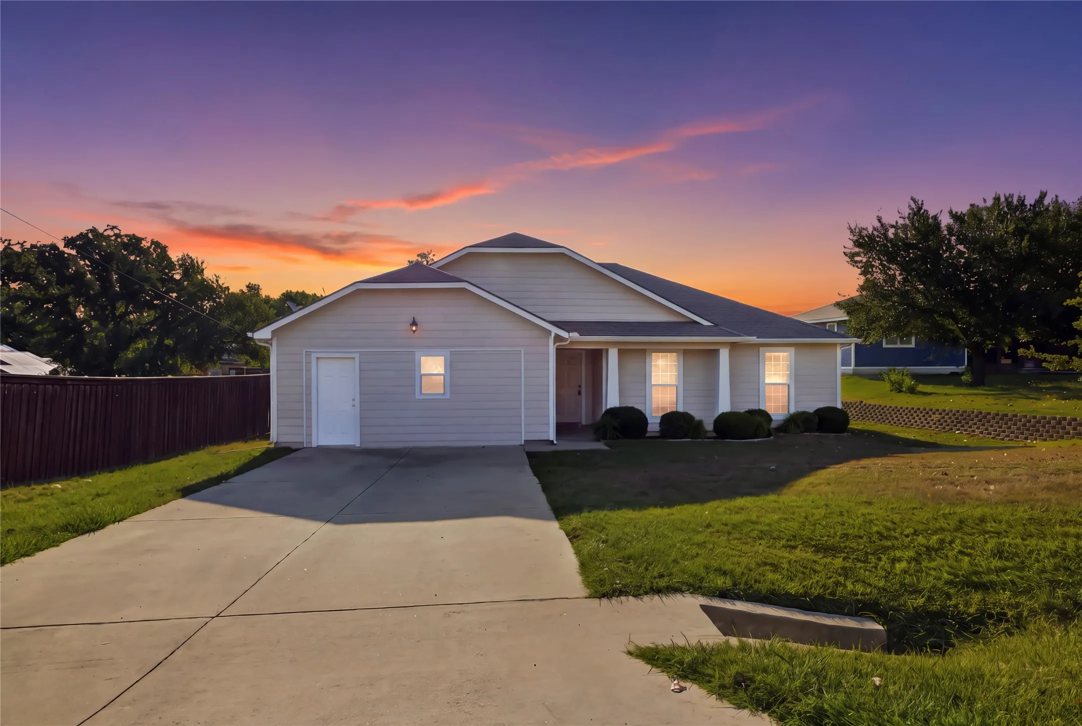 Single Family Residence For Sale in Denton County , 1003 Lakeshore Boulevard, Oak Point, Texas 75068, 3 Bedroom, 2 Bathroom, 2 Garage spaces, 1,498 Sqft, built in 2013, mls#21340813, Real Estate Agent in Oak Point, Homes For Sale in Denton county, Homes For Sale in Oak Point, Realtor in Oak Point Texas, Real Estate Brokerage Independent Realty Texas, Luminita Cordes Realtor