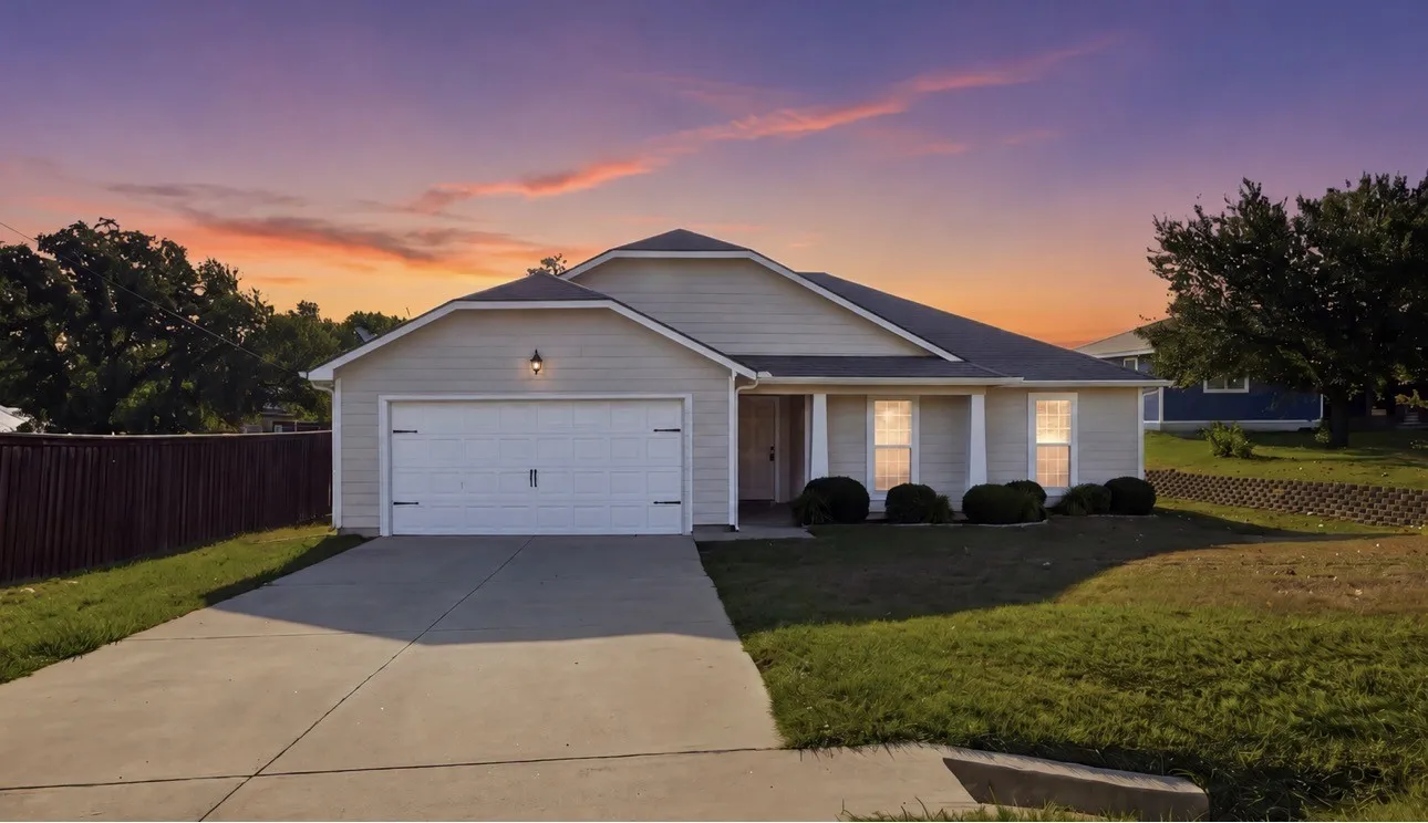 Single Family Residence For Sale in Denton County , 1003 Lakeshore Boulevard, Oak Point, Texas 75068, 3 Bedroom, 2 Bathroom, 2 Garage spaces, 1,498 Sqft, built in 2013, mls#21340813, Real Estate Agent in Oak Point, Homes For Sale in Denton county, Homes For Sale in Oak Point, Realtor in Oak Point Texas, Real Estate Brokerage Independent Realty Texas, Luminita Cordes Realtor