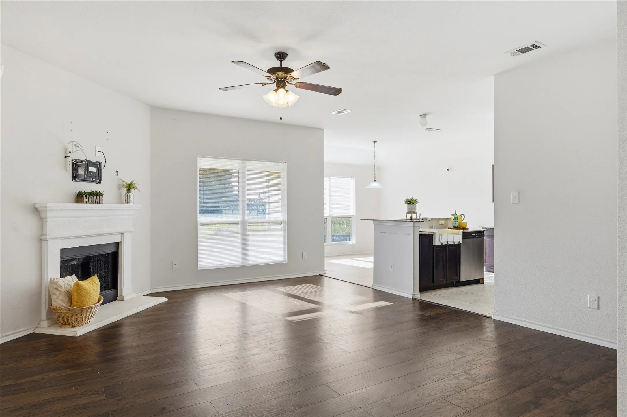 Single Family Residence For Sale in Denton County , 1003 Lakeshore Boulevard, Oak Point, Texas 75068, 3 Bedroom, 2 Bathroom, 2 Garage spaces, 1,498 Sqft, built in 2013, mls#21340813, Real Estate Agent in Oak Point, Homes For Sale in Denton county, Homes For Sale in Oak Point, Realtor in Oak Point Texas, Real Estate Brokerage Independent Realty Texas, Luminita Cordes Realtor