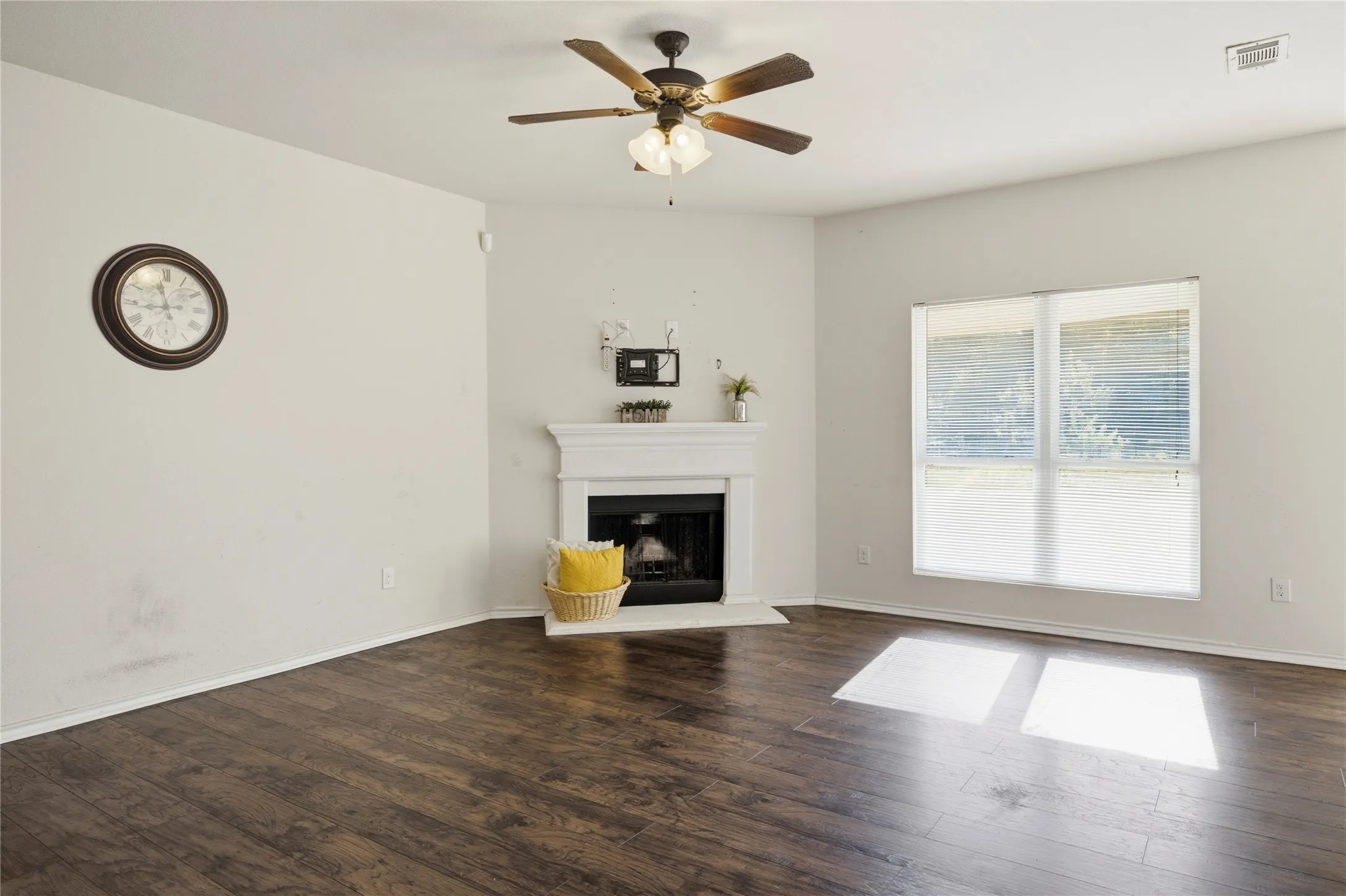Single Family Residence For Sale in Denton County , 1003 Lakeshore Boulevard, Oak Point, Texas 75068, 3 Bedroom, 2 Bathroom, 2 Garage spaces, 1,498 Sqft, built in 2013, mls#21340813, Real Estate Agent in Oak Point, Homes For Sale in Denton county, Homes For Sale in Oak Point, Realtor in Oak Point Texas, Real Estate Brokerage Independent Realty Texas, Luminita Cordes Realtor