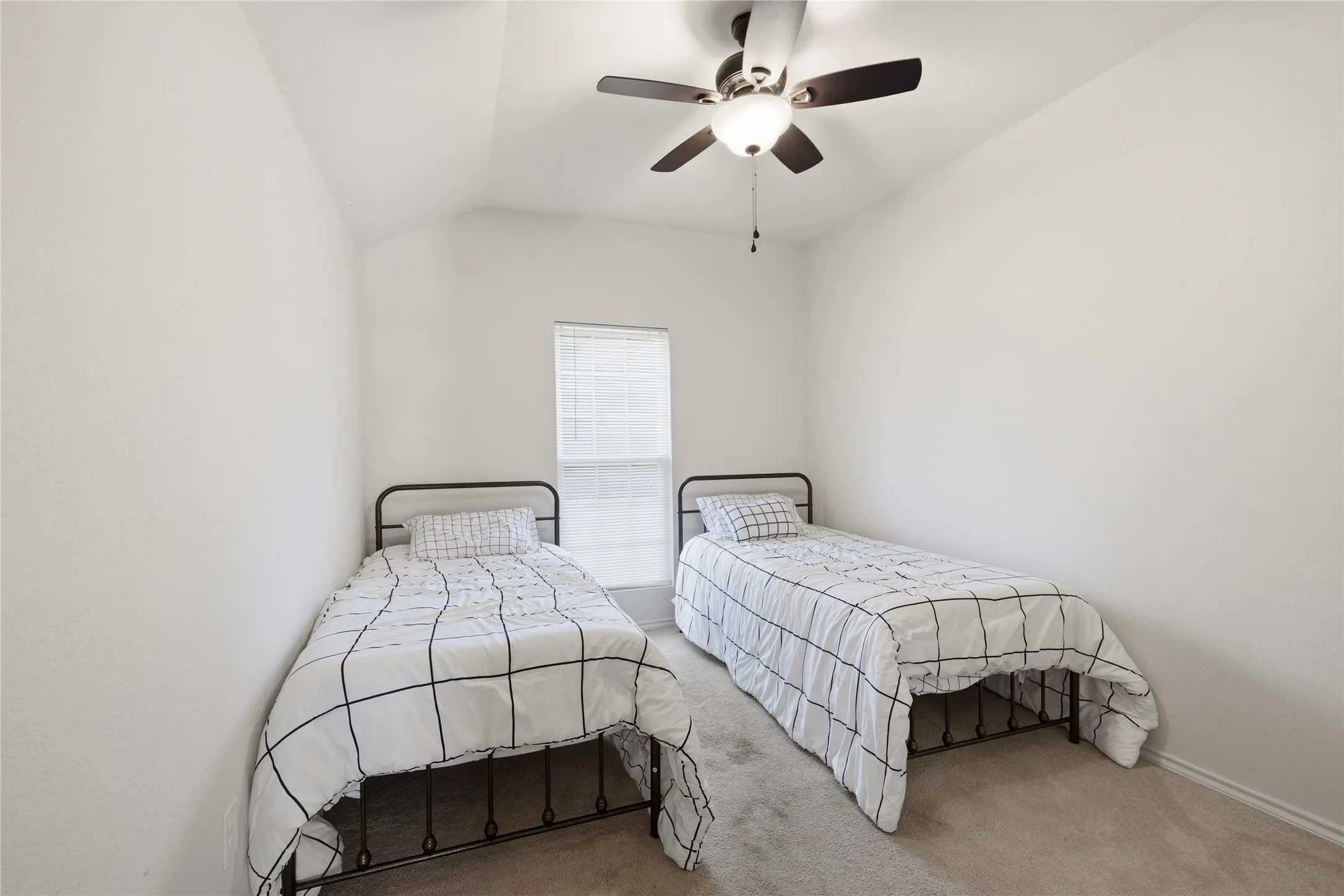 Single Family Residence For Sale in Denton County , 1003 Lakeshore Boulevard, Oak Point, Texas 75068, 3 Bedroom, 2 Bathroom, 2 Garage spaces, 1,498 Sqft, built in 2013, mls#21340813, Real Estate Agent in Oak Point, Homes For Sale in Denton county, Homes For Sale in Oak Point, Realtor in Oak Point Texas, Real Estate Brokerage Independent Realty Texas, Luminita Cordes Realtor